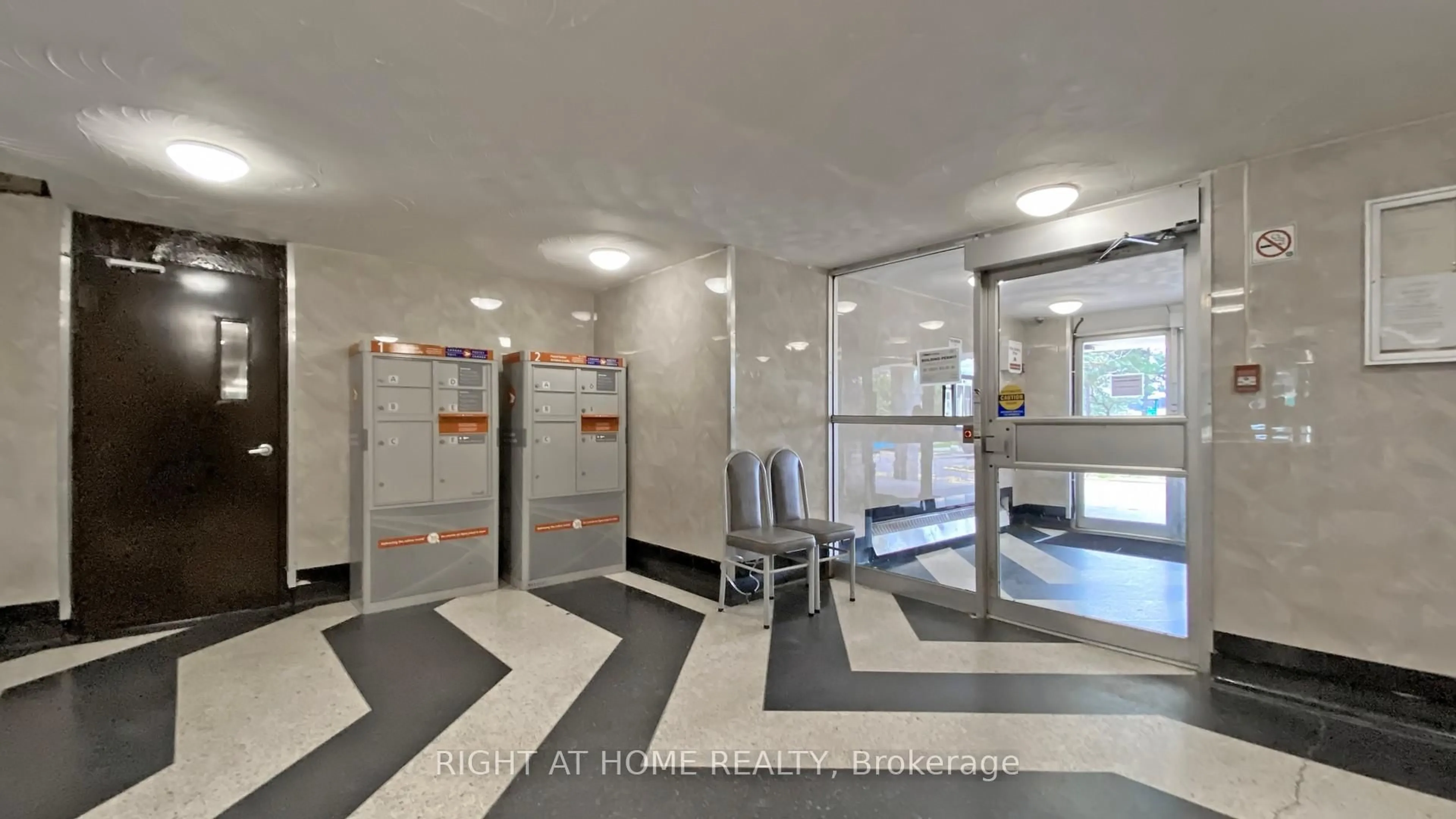 Indoor foyer for 100 Lotherton Pathway Ptwy #905, Toronto Ontario M6B 2G8
