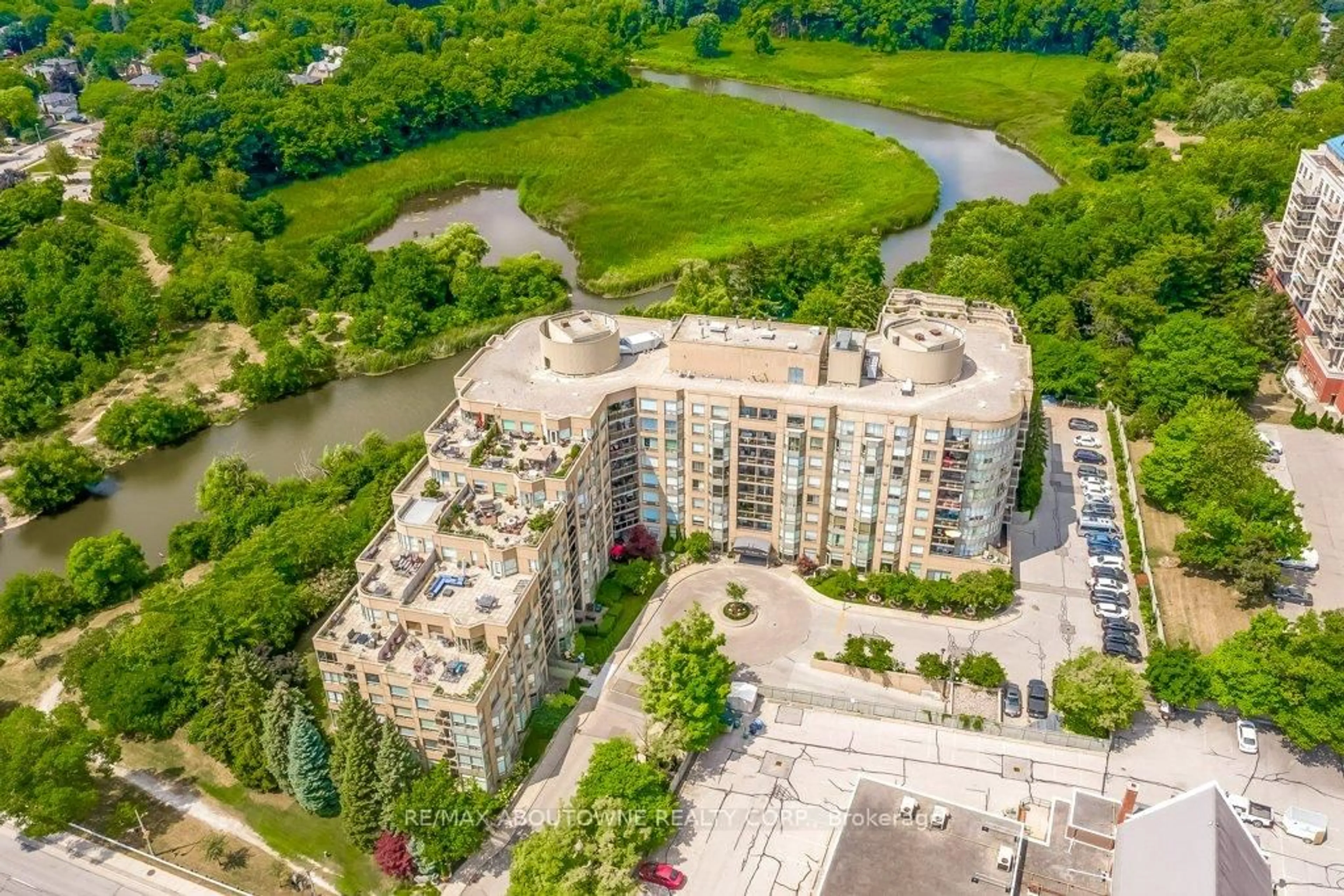 A pic from outside/outdoor area/front of a property/back of a property/a pic from drone, unknown for 2511 Lakeshore Rd #720, Oakville Ontario L6L 6L9