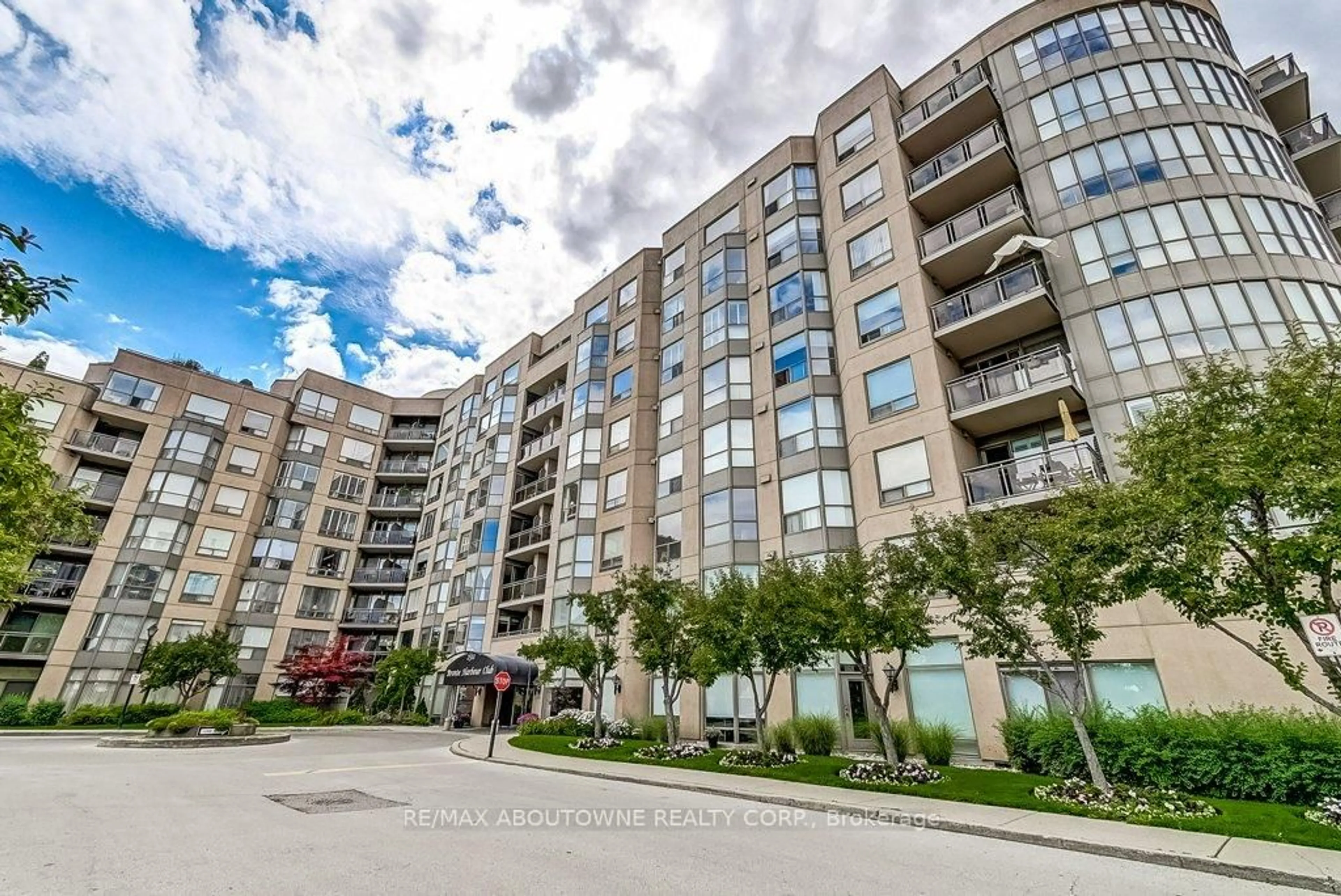 A pic from outside/outdoor area/front of a property/back of a property/a pic from drone, unknown for 2511 Lakeshore Rd #720, Oakville Ontario L6L 6L9