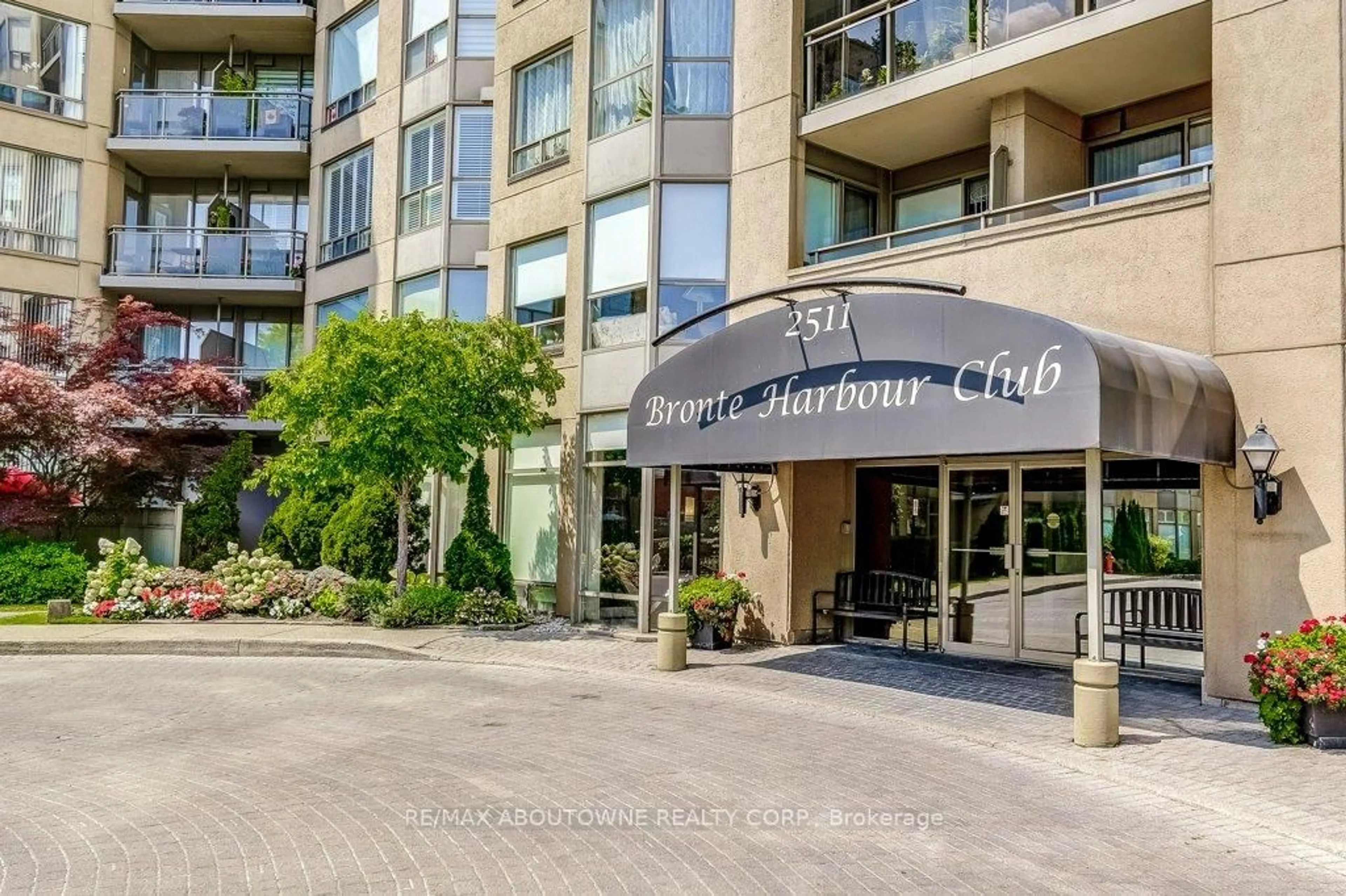 Indoor foyer for 2511 Lakeshore Rd #720, Oakville Ontario L6L 6L9