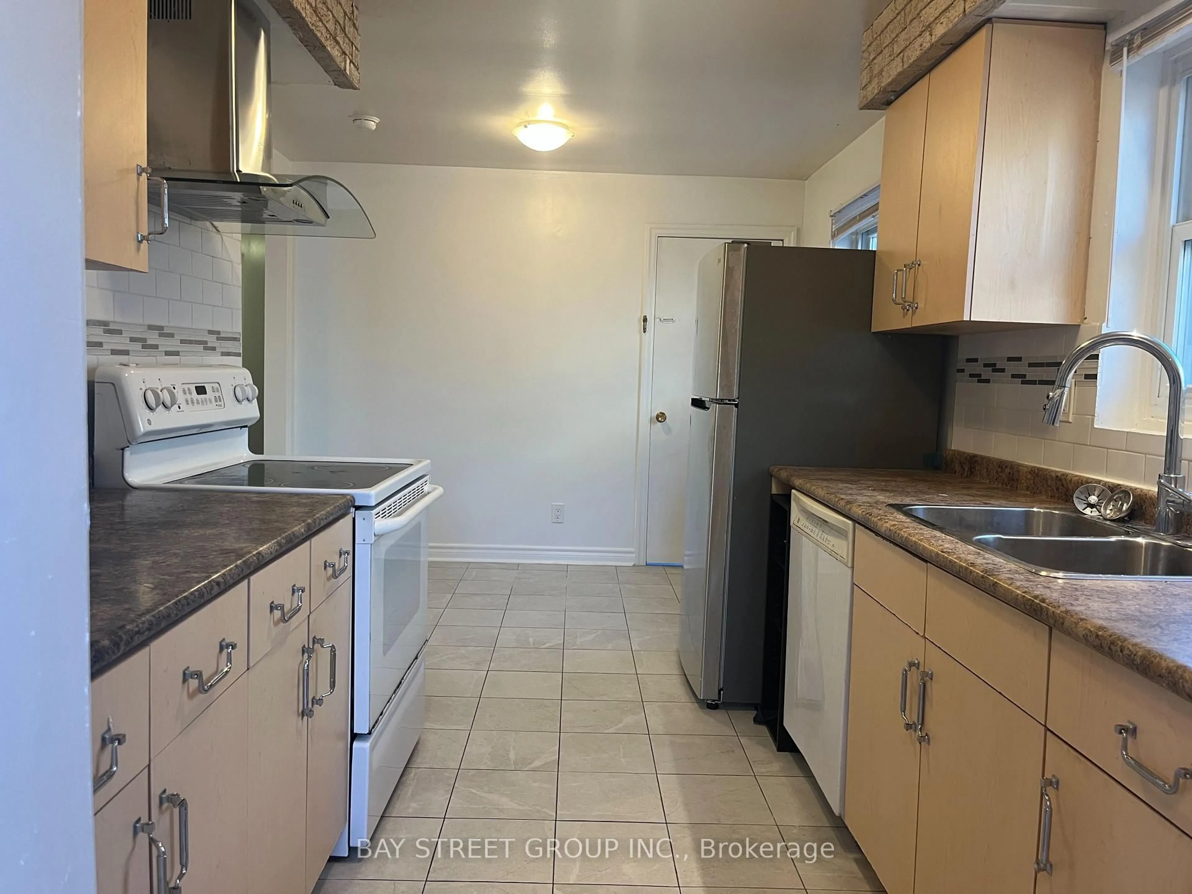 Standard kitchen, unknown for 3420 Galena Cres, Mississauga Ontario L5A 3L8