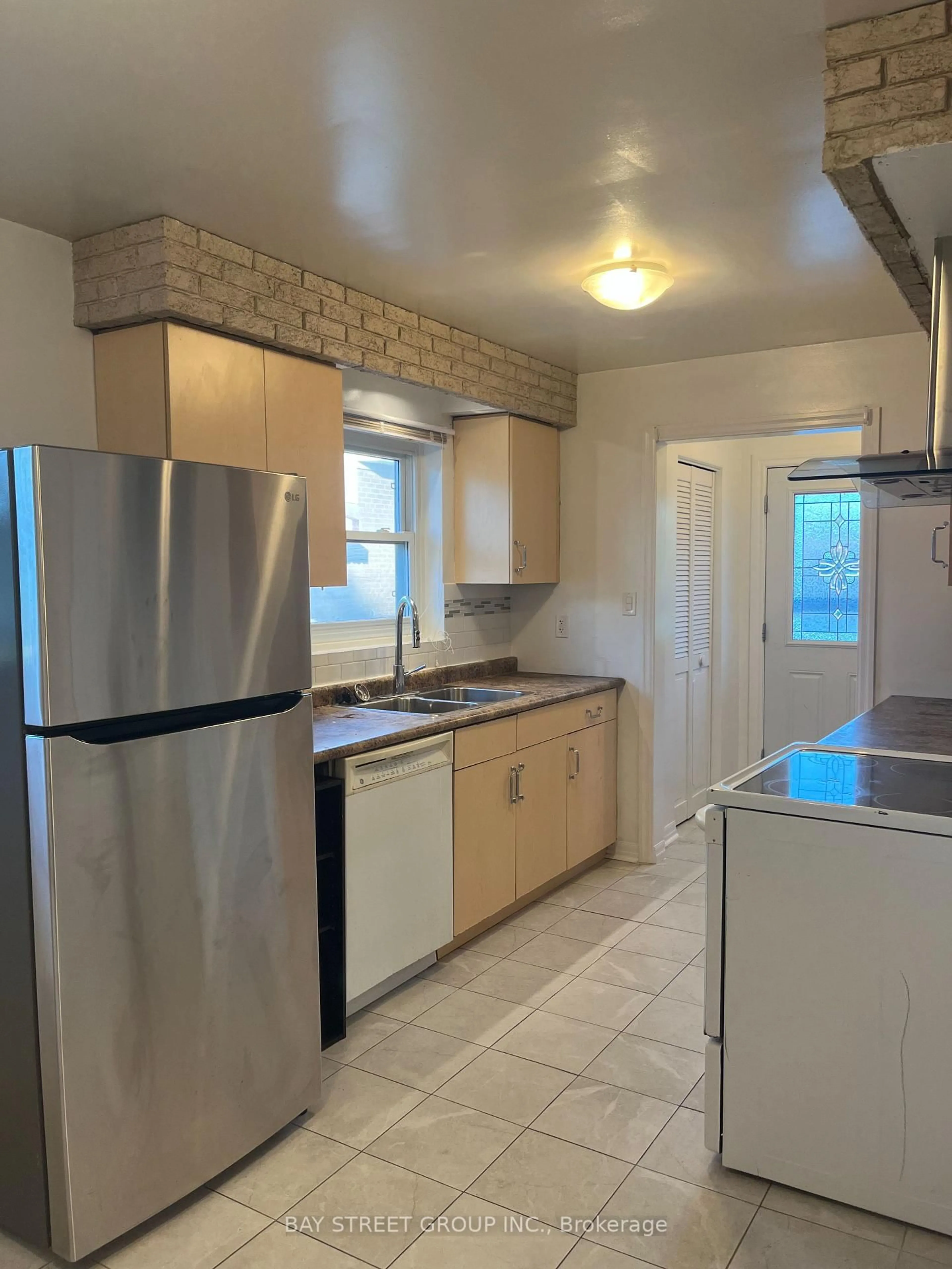 Standard kitchen, unknown for 3420 Galena Cres, Mississauga Ontario L5A 3L8