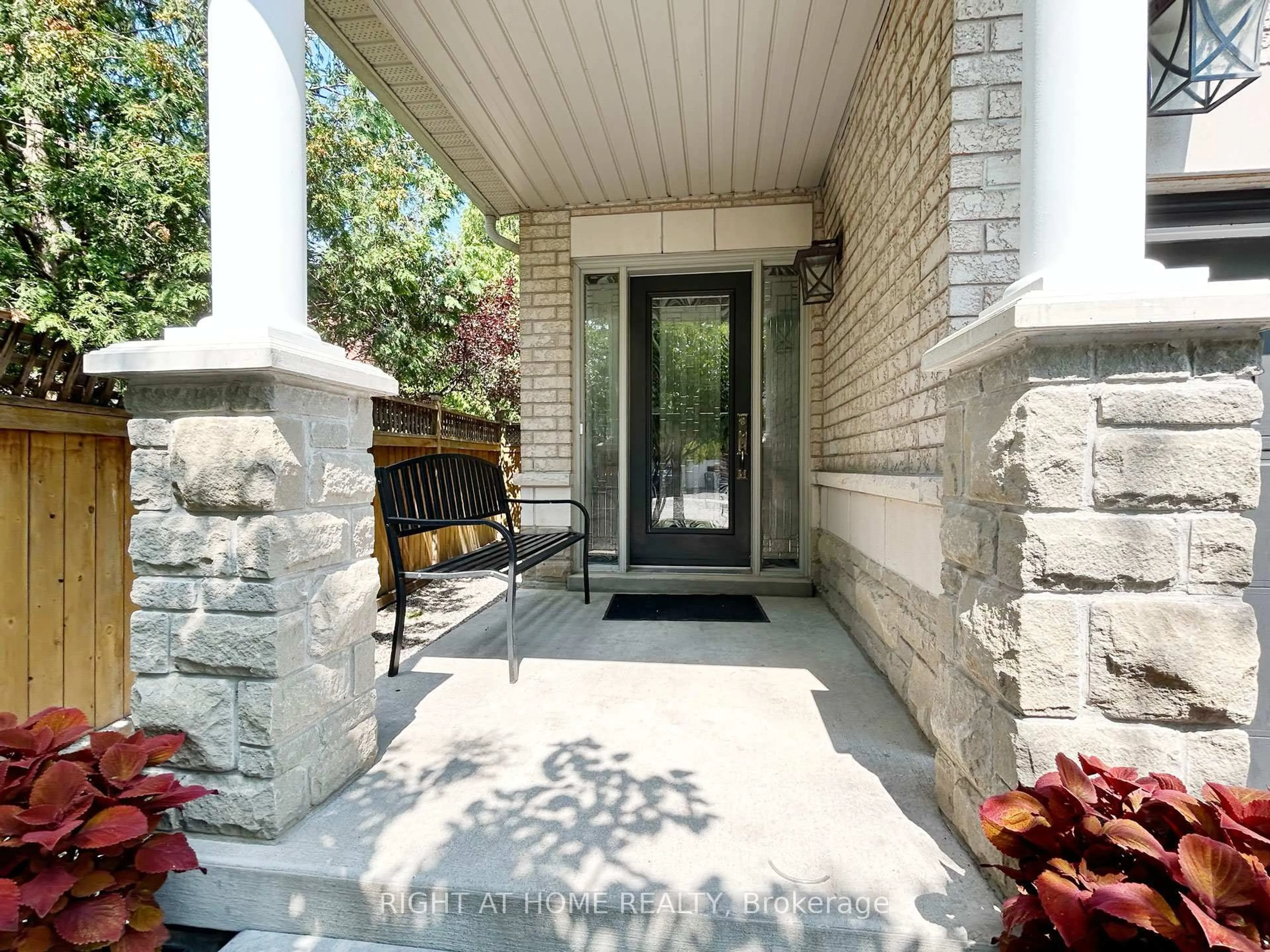 Indoor entryway for 5515 Doctor Peddle Cres, Mississauga Ontario L5M 0K6