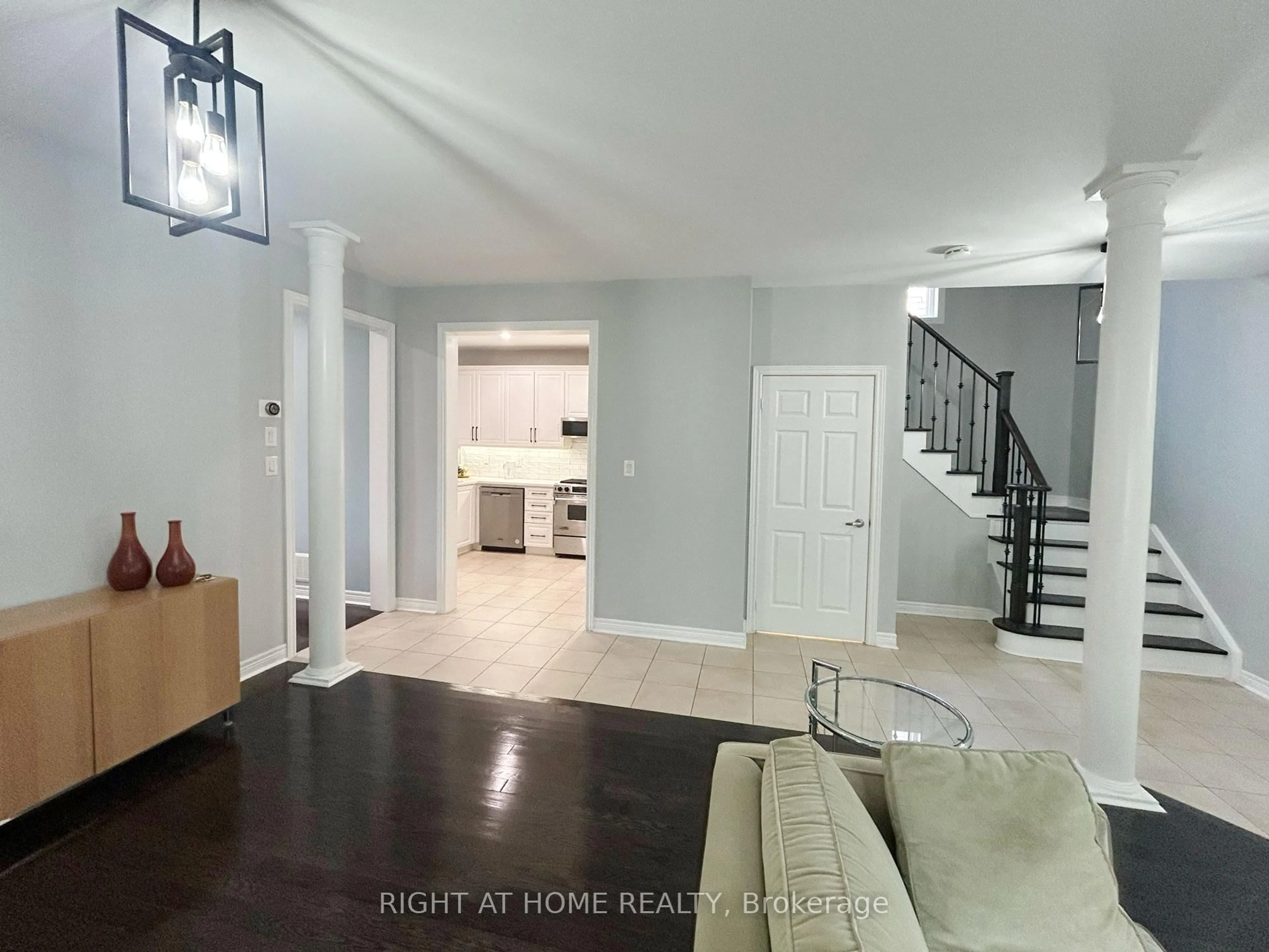 Indoor entryway for 5515 Doctor Peddle Cres, Mississauga Ontario L5M 0K6