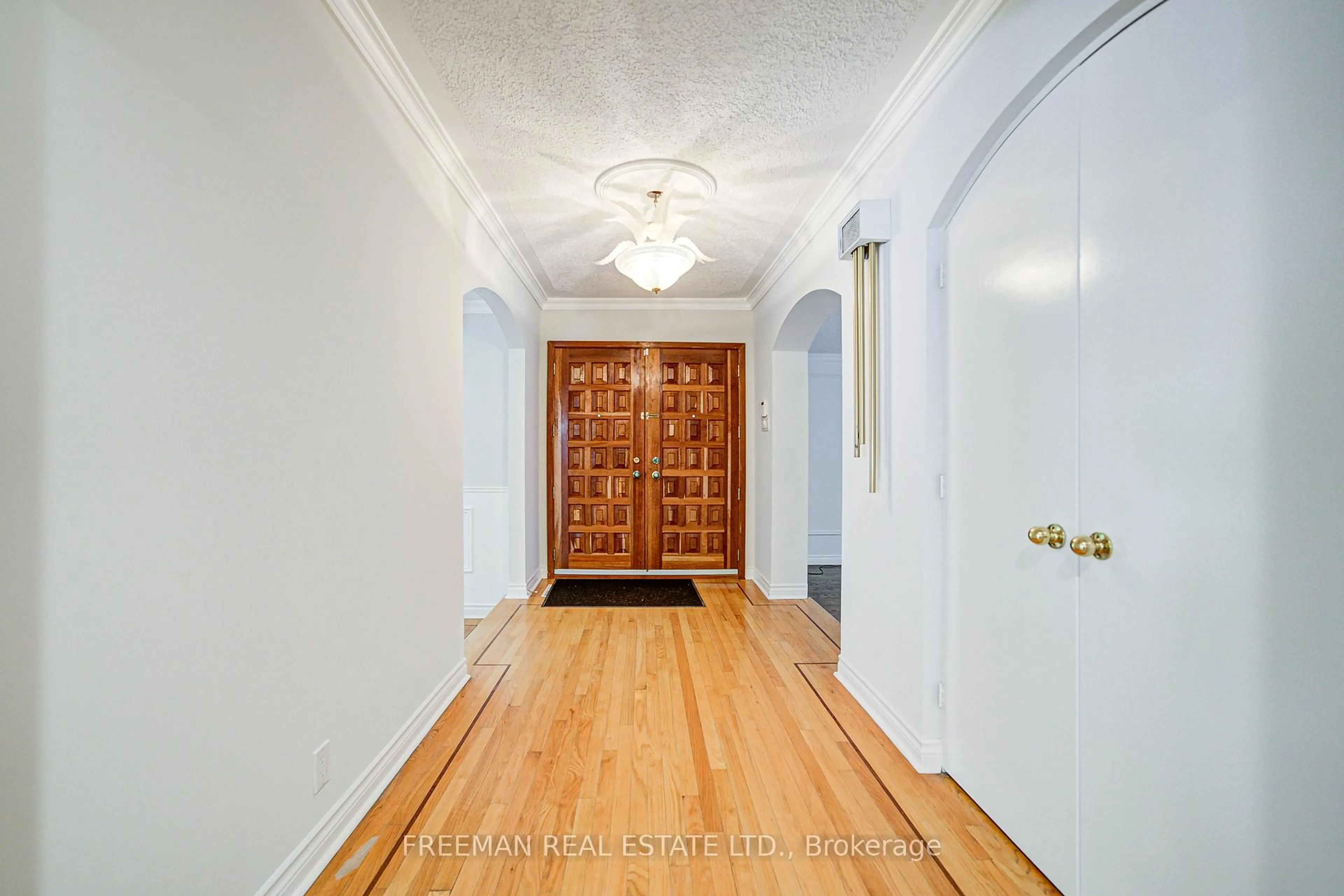 Indoor foyer for 1528 Knareswood Dr, Mississauga Ontario L5H 2M1