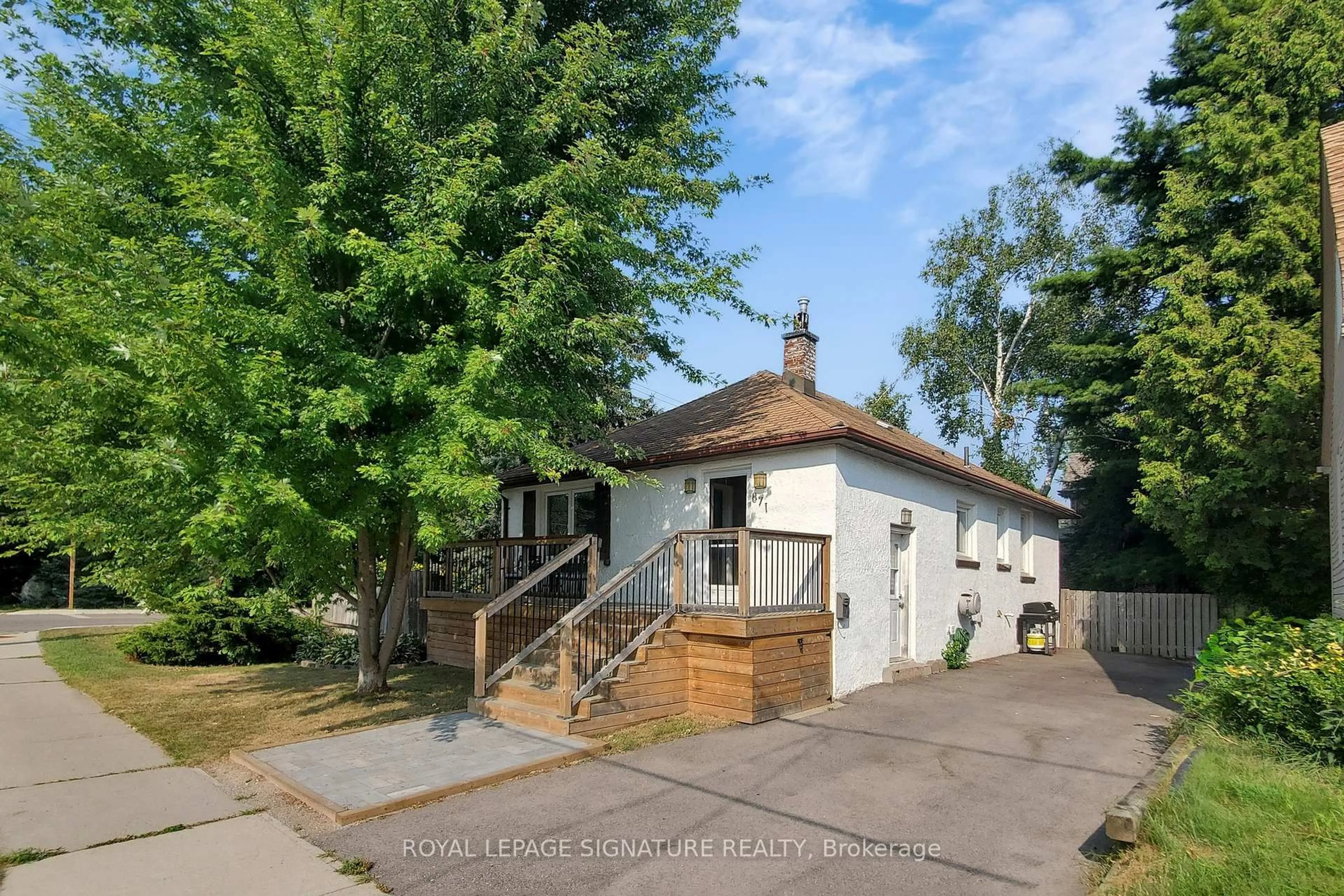 A pic from outside/outdoor area/front of a property/back of a property/a pic from drone, street for 871 Tenth St, Mississauga Ontario L5E 1S8
