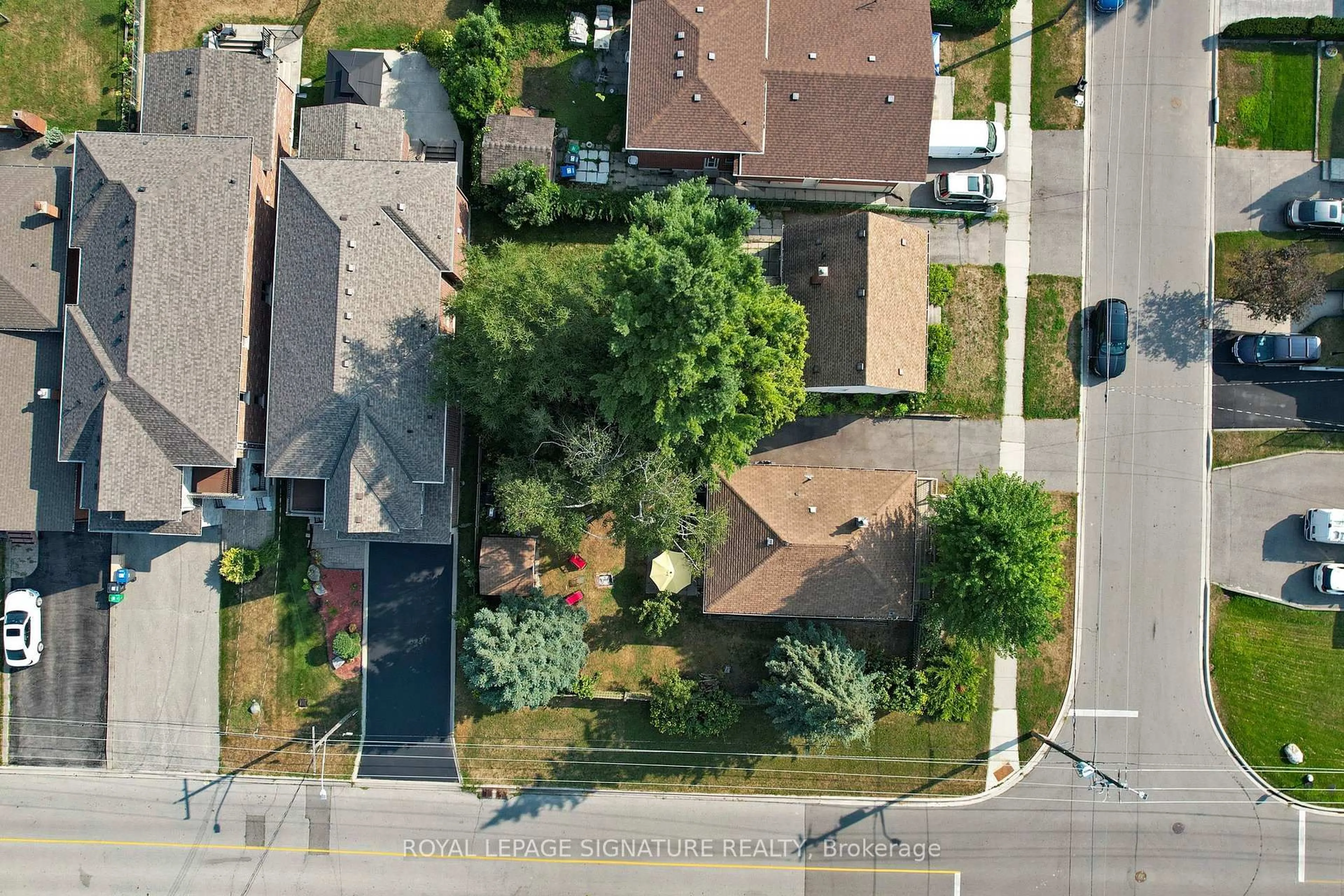 A pic from outside/outdoor area/front of a property/back of a property/a pic from drone, street for 871 Tenth St, Mississauga Ontario L5E 1S8