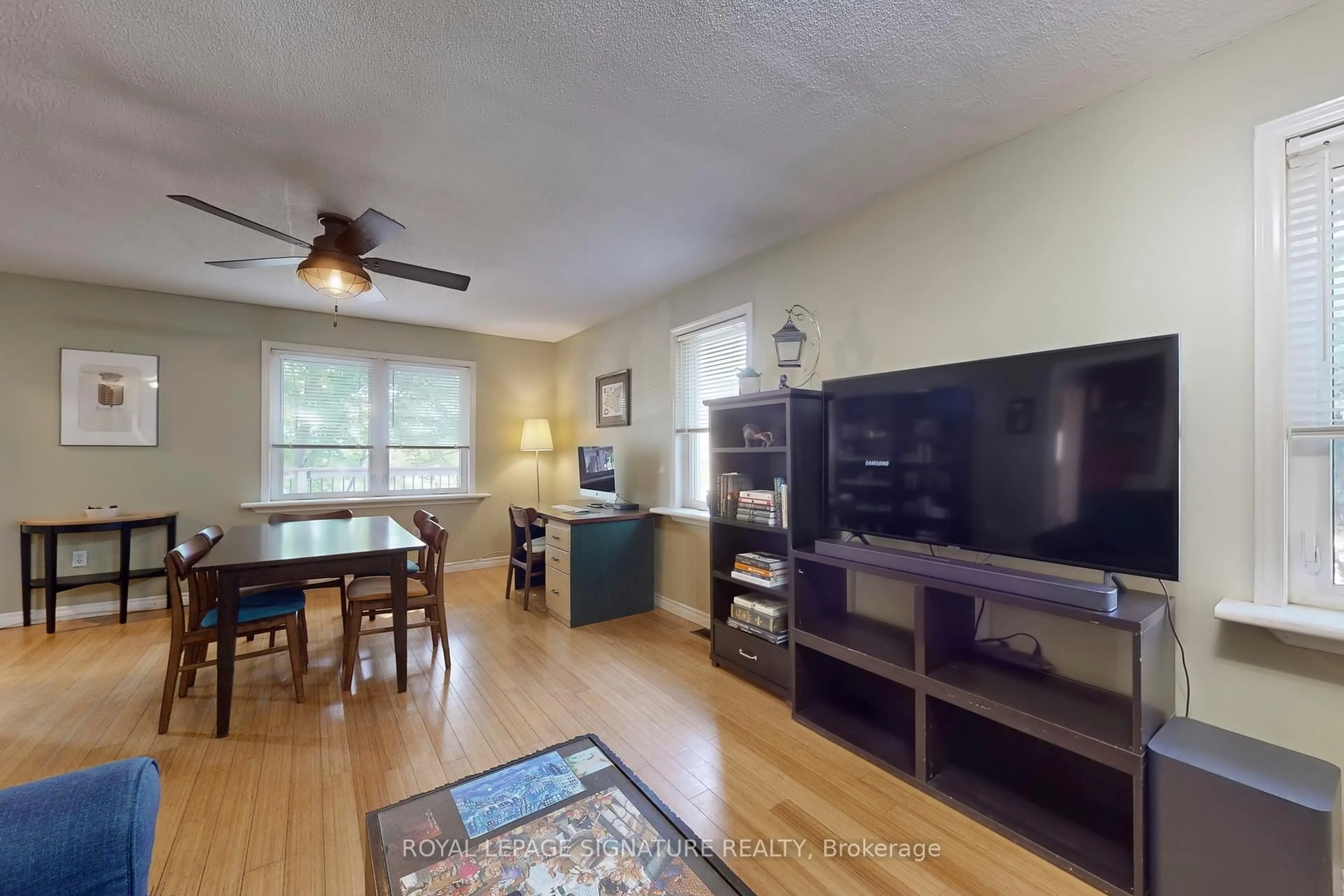 Living room with furniture, unknown for 871 Tenth St, Mississauga Ontario L5E 1S8