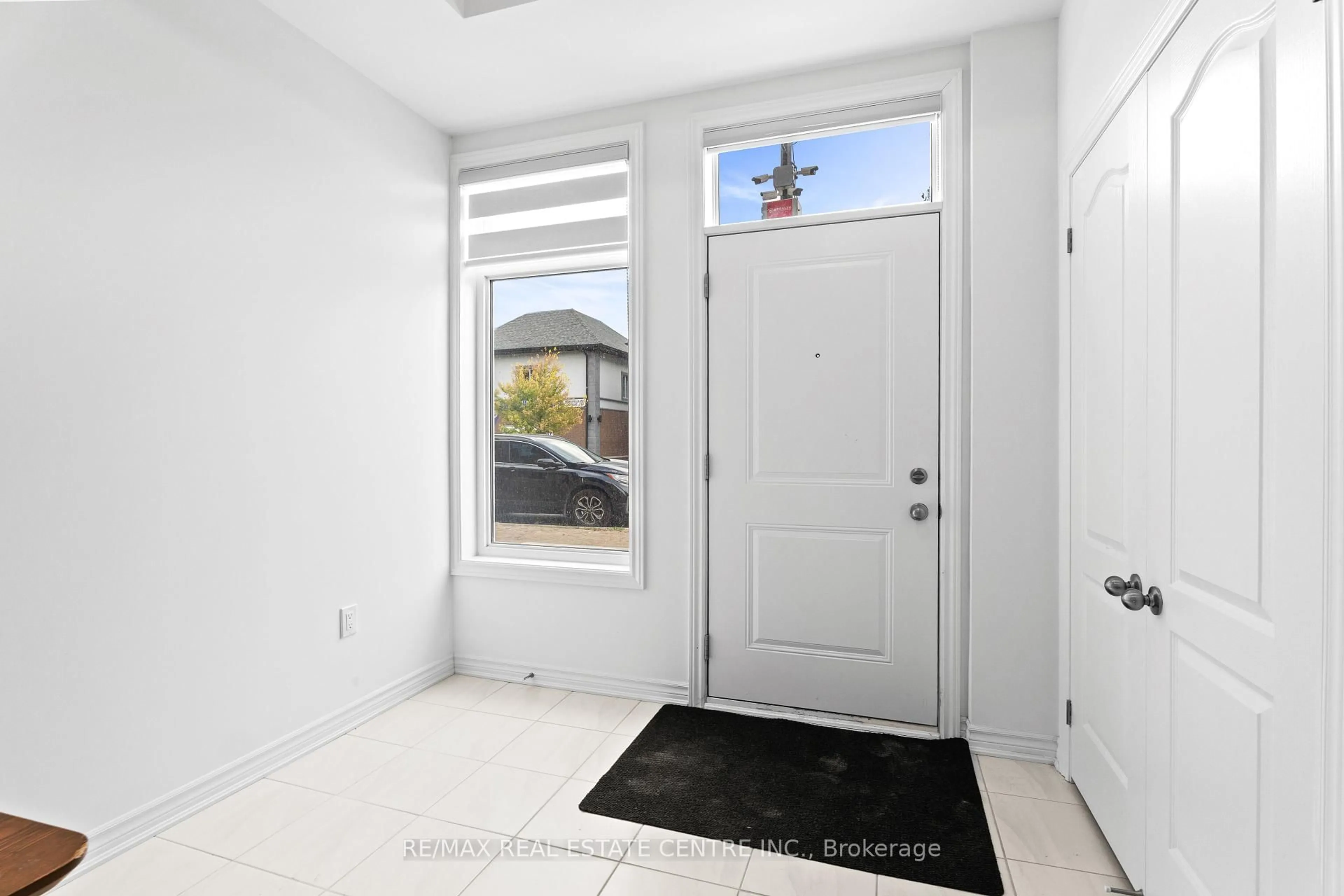 Indoor entryway for 405 Dougall Ave, Caledon Ontario L7C 4L5
