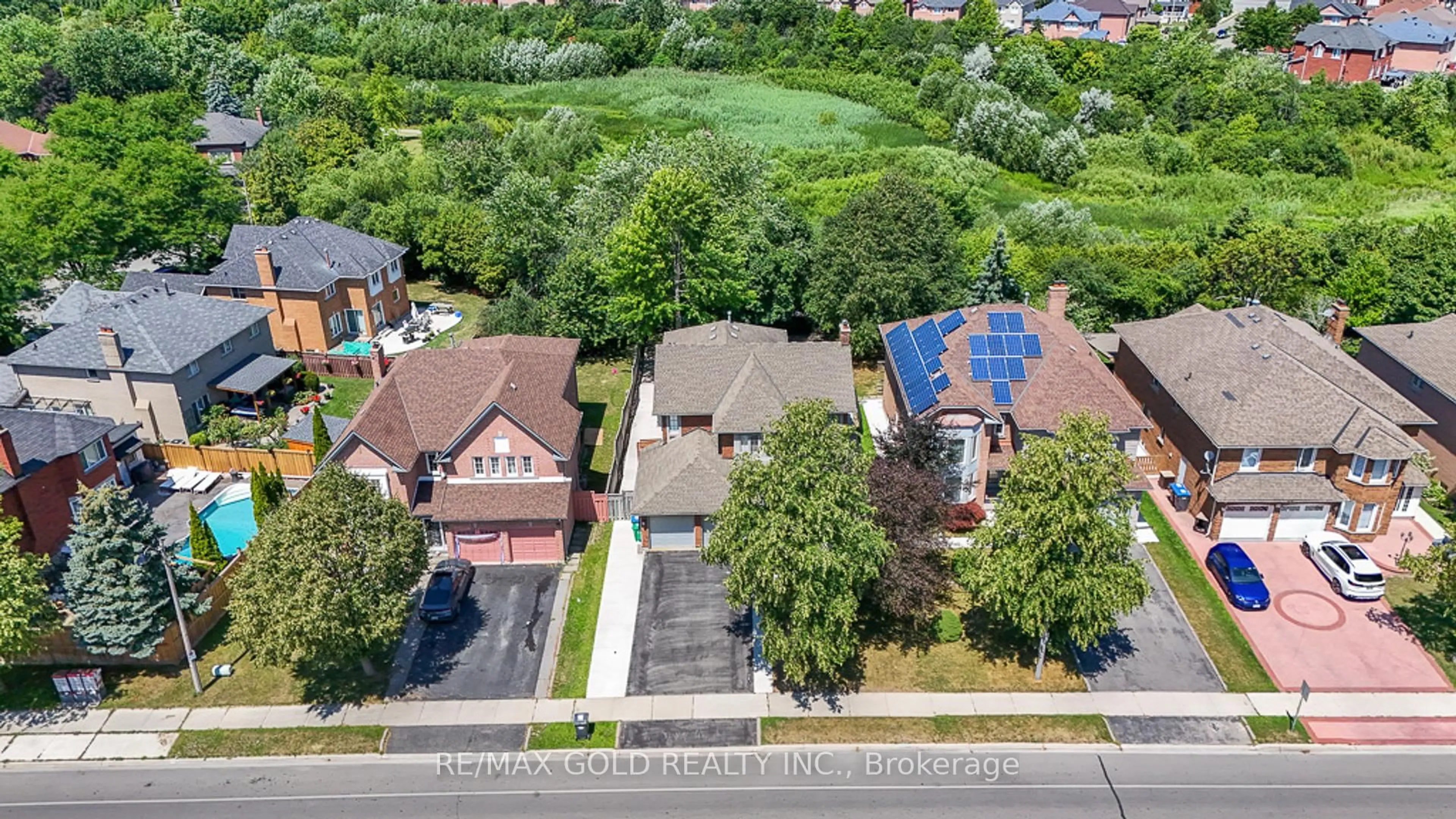 A pic from outside/outdoor area/front of a property/back of a property/a pic from drone, street for 20 Mountainberry Rd, Brampton Ontario L6R 1J2