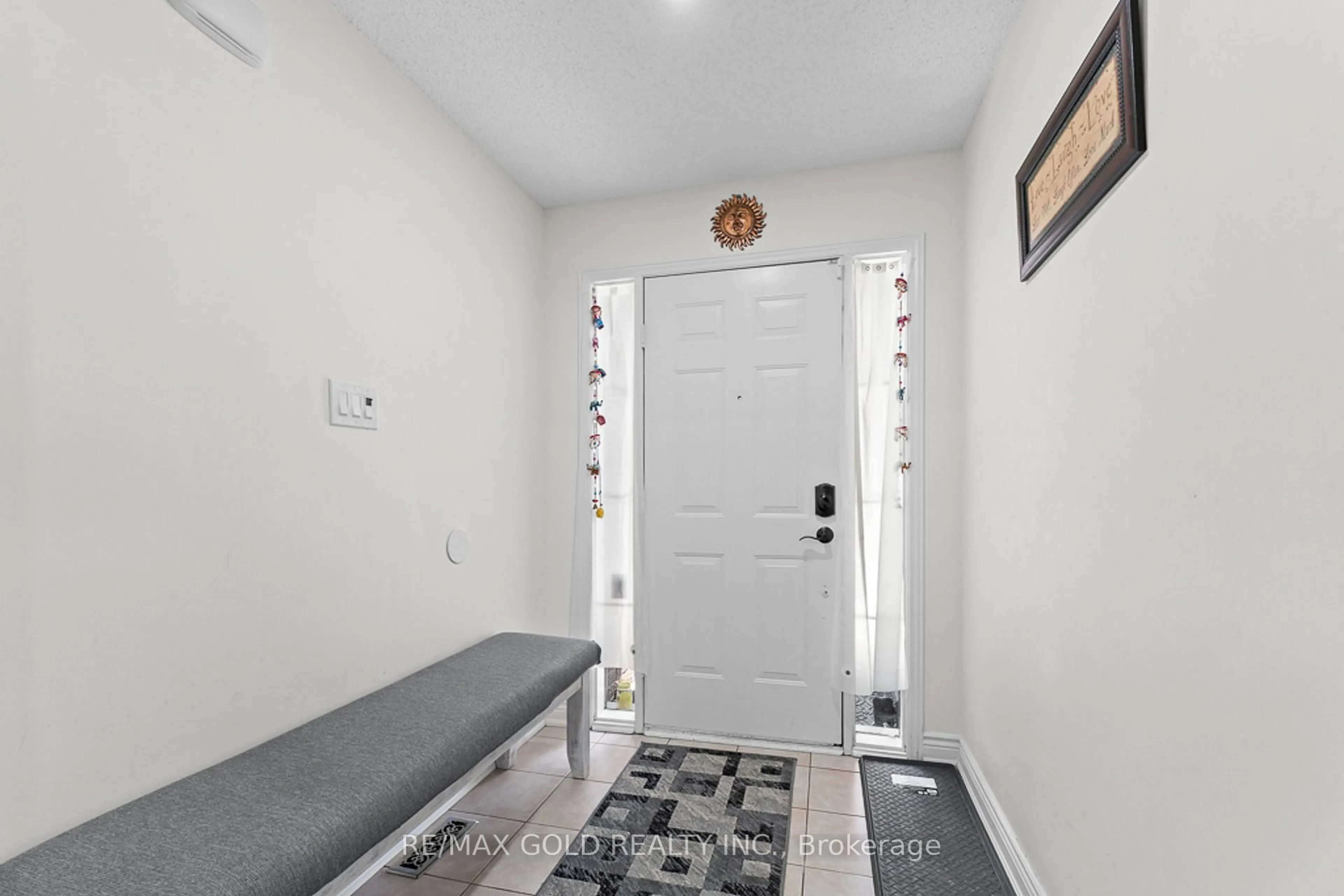 Indoor entryway for 20 Mountainberry Rd, Brampton Ontario L6R 1J2