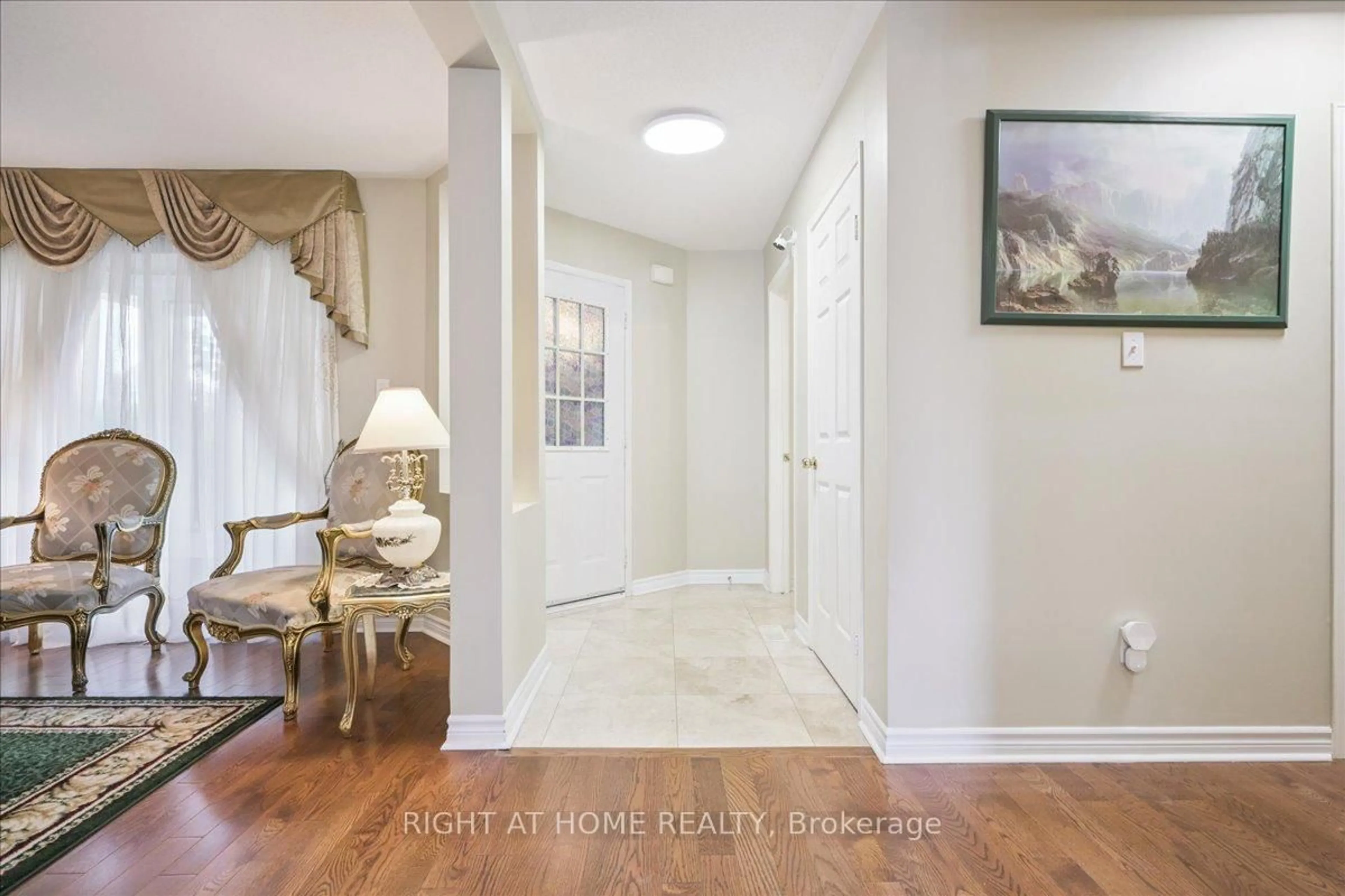 Indoor entryway for 5322 Lismic Blvd, Mississauga Ontario L5V 1P5