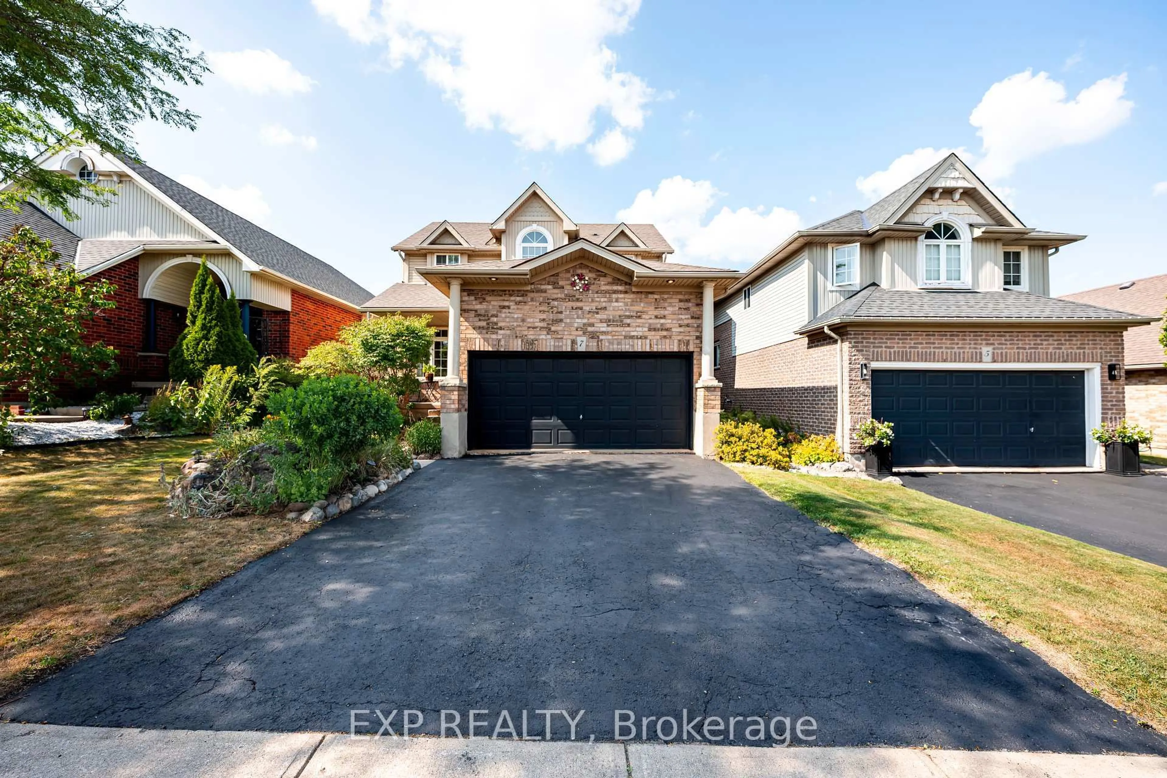 A pic from outside/outdoor area/front of a property/back of a property/a pic from drone, street for 7 Rose St, Orangeville Ontario L9W 5C5