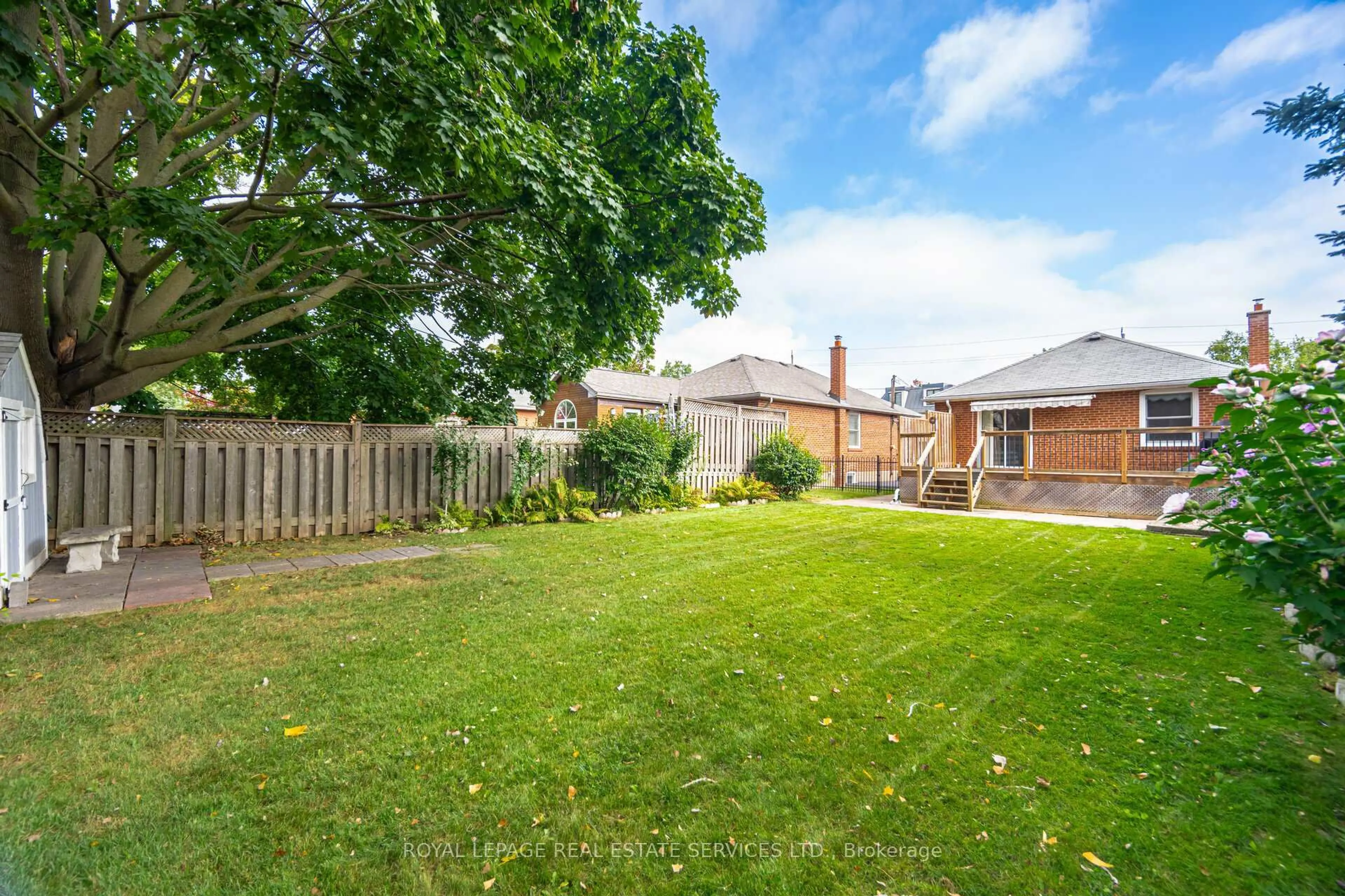 A pic from outside/outdoor area/front of a property/back of a property/a pic from drone, street for 44 Maple Ave, Mississauga Ontario L5H 2S1