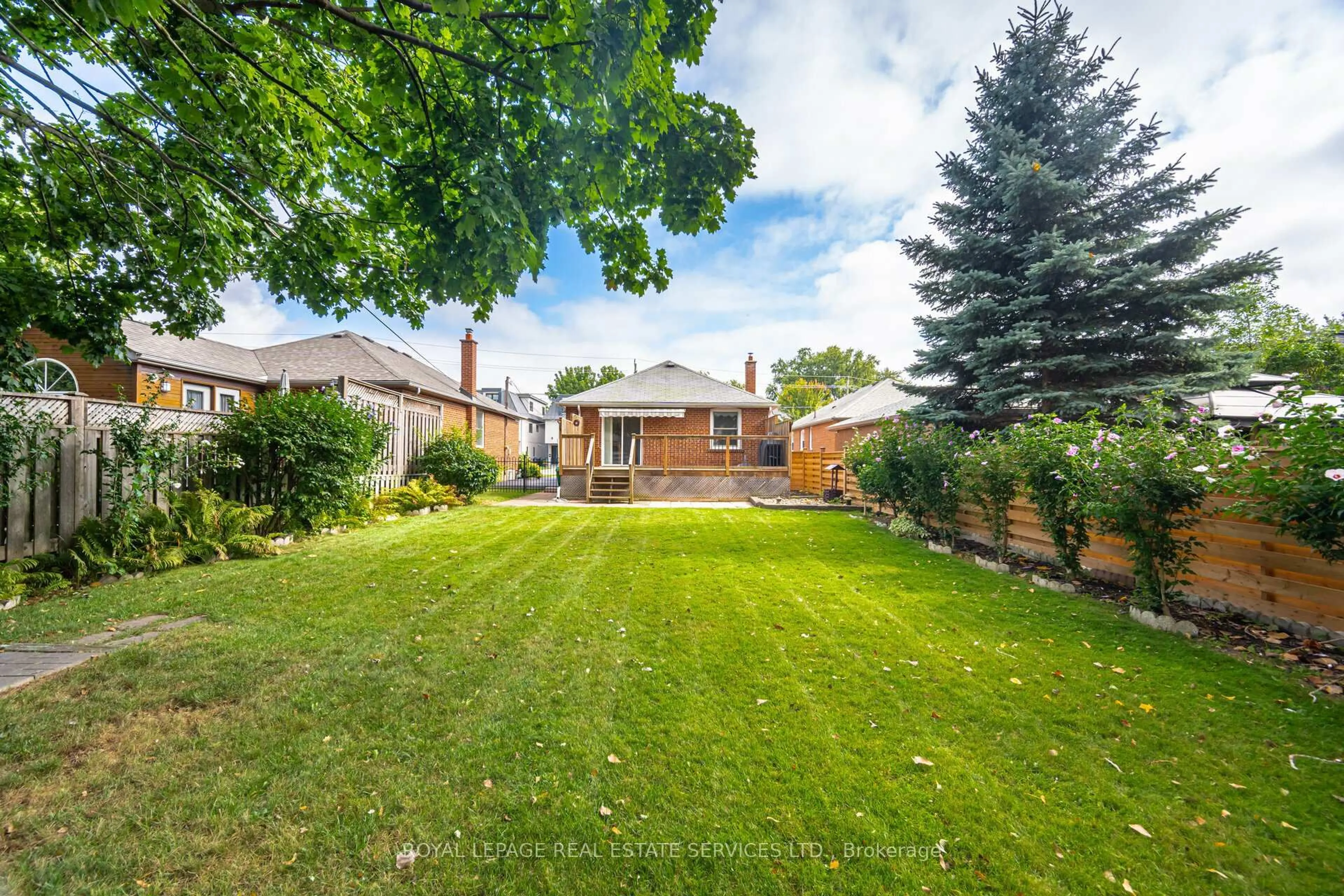 A pic from outside/outdoor area/front of a property/back of a property/a pic from drone, street for 44 Maple Ave, Mississauga Ontario L5H 2S1