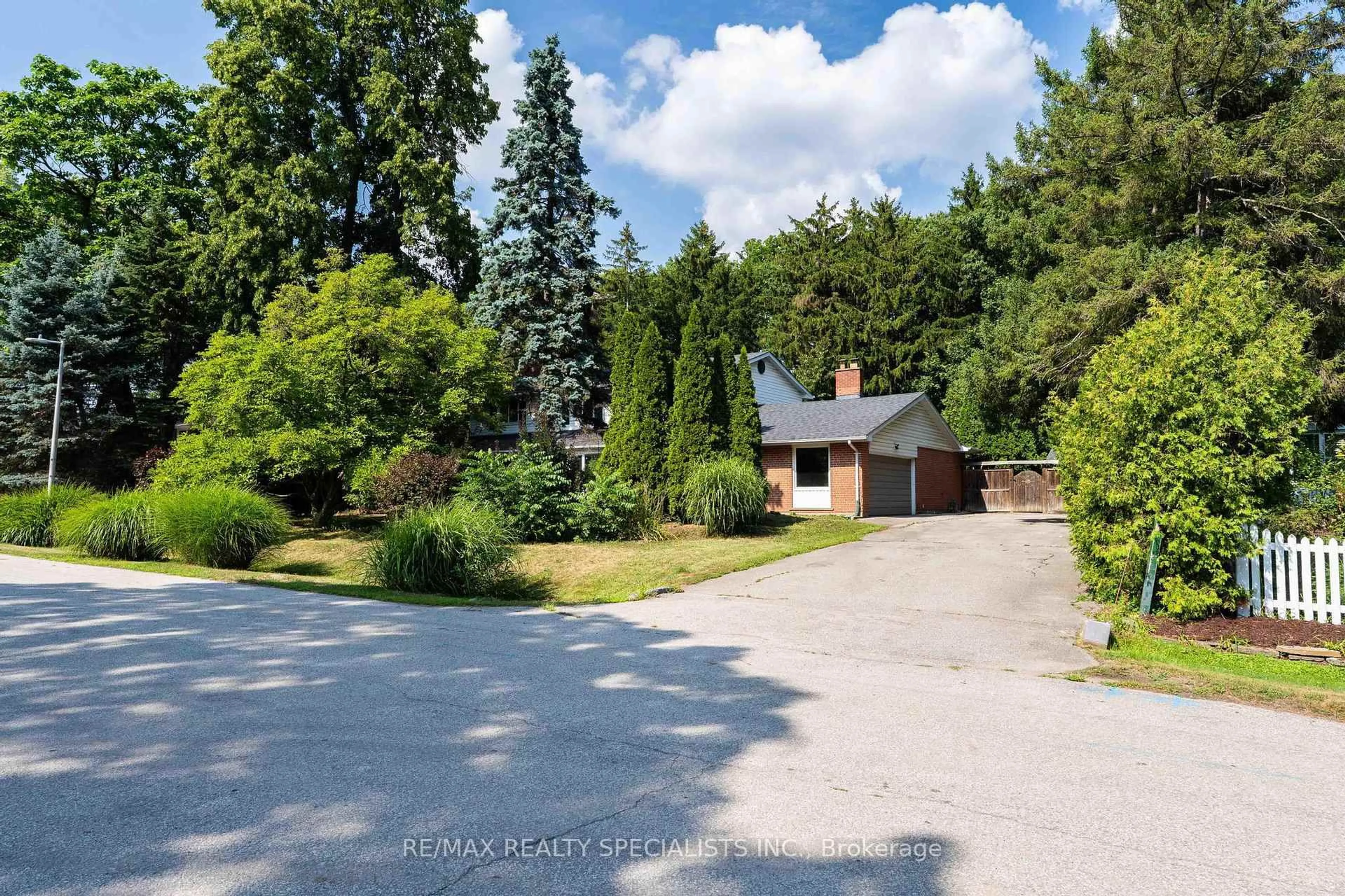 A pic from outside/outdoor area/front of a property/back of a property/a pic from drone, street for 145 Wolfdale Ave, Oakville Ontario L6L 4R9