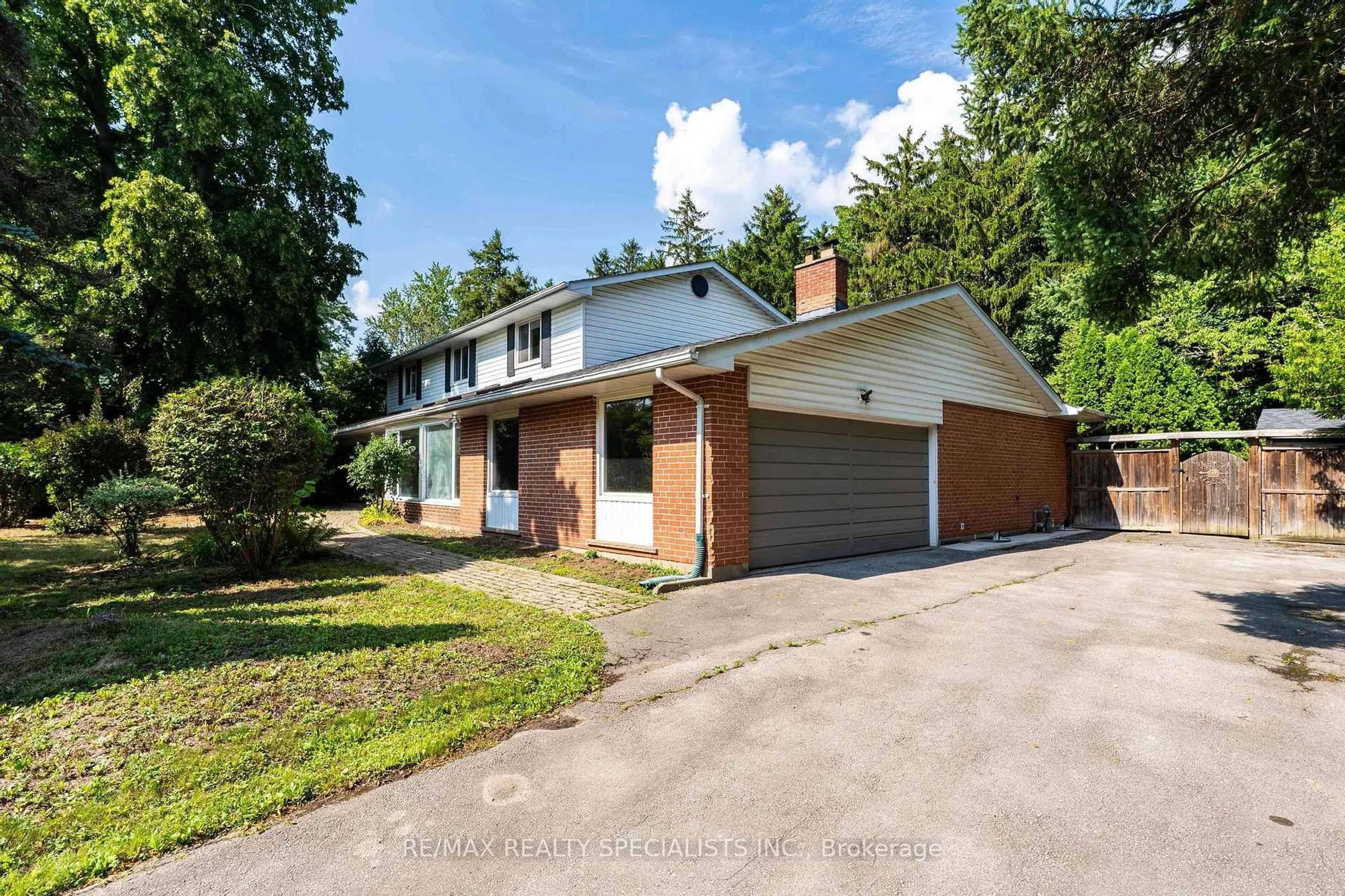 A pic from outside/outdoor area/front of a property/back of a property/a pic from drone, street for 145 Wolfdale Ave, Oakville Ontario L6L 4R9