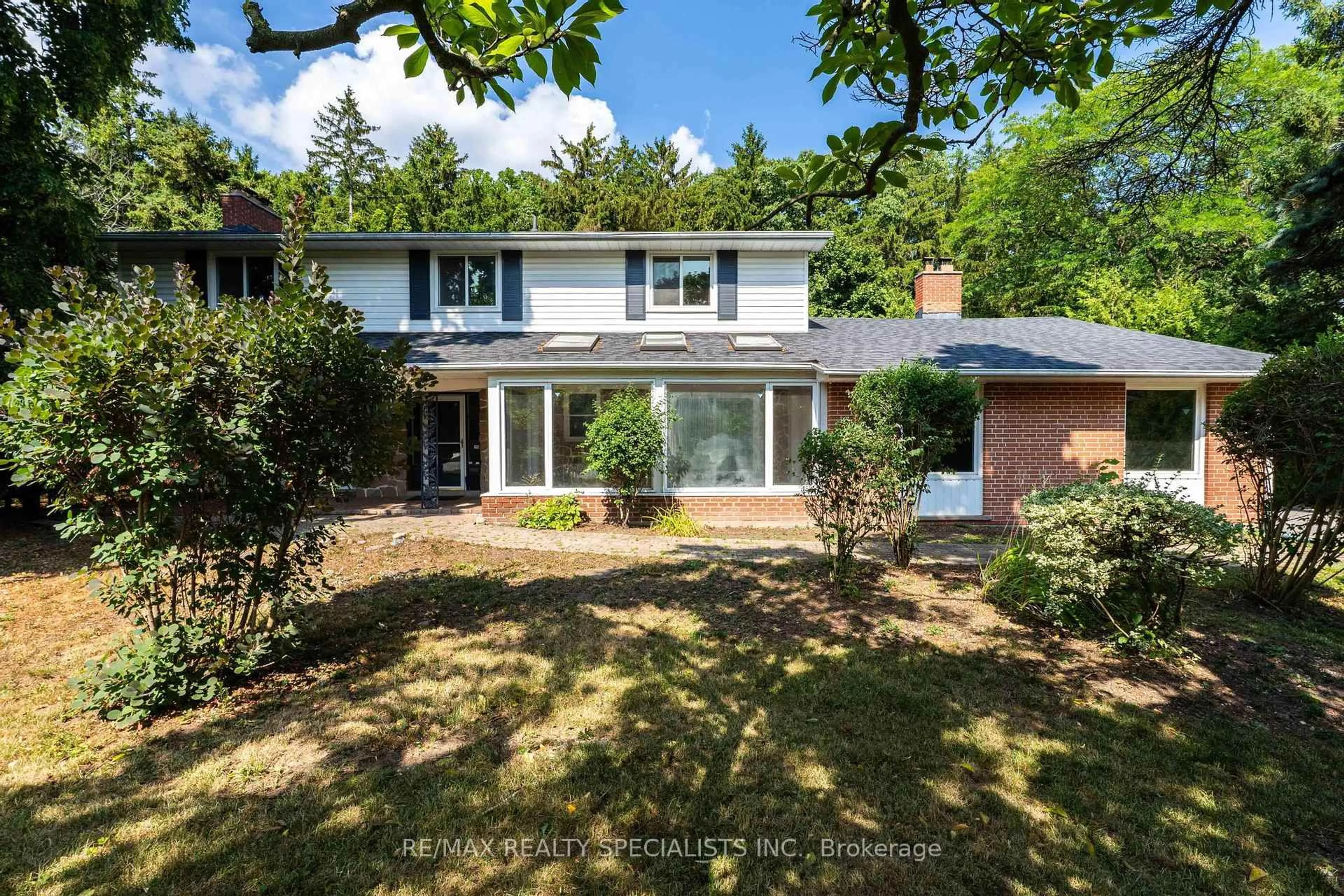 A pic from outside/outdoor area/front of a property/back of a property/a pic from drone, street for 145 Wolfdale Ave, Oakville Ontario L6L 4R9