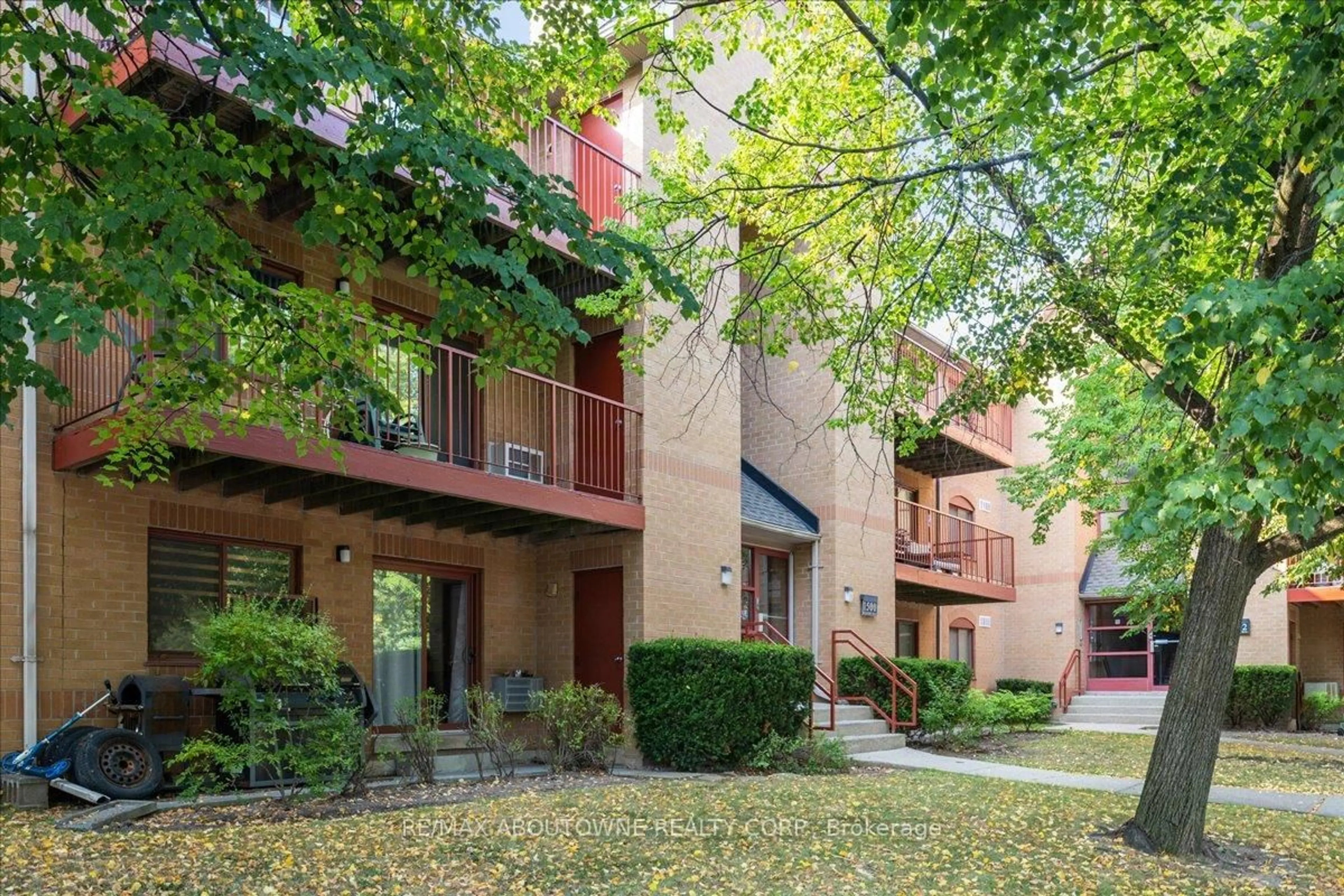 Patio, street for 1500 Pilgrims Way #313, Oakville Ontario L6M 3G9