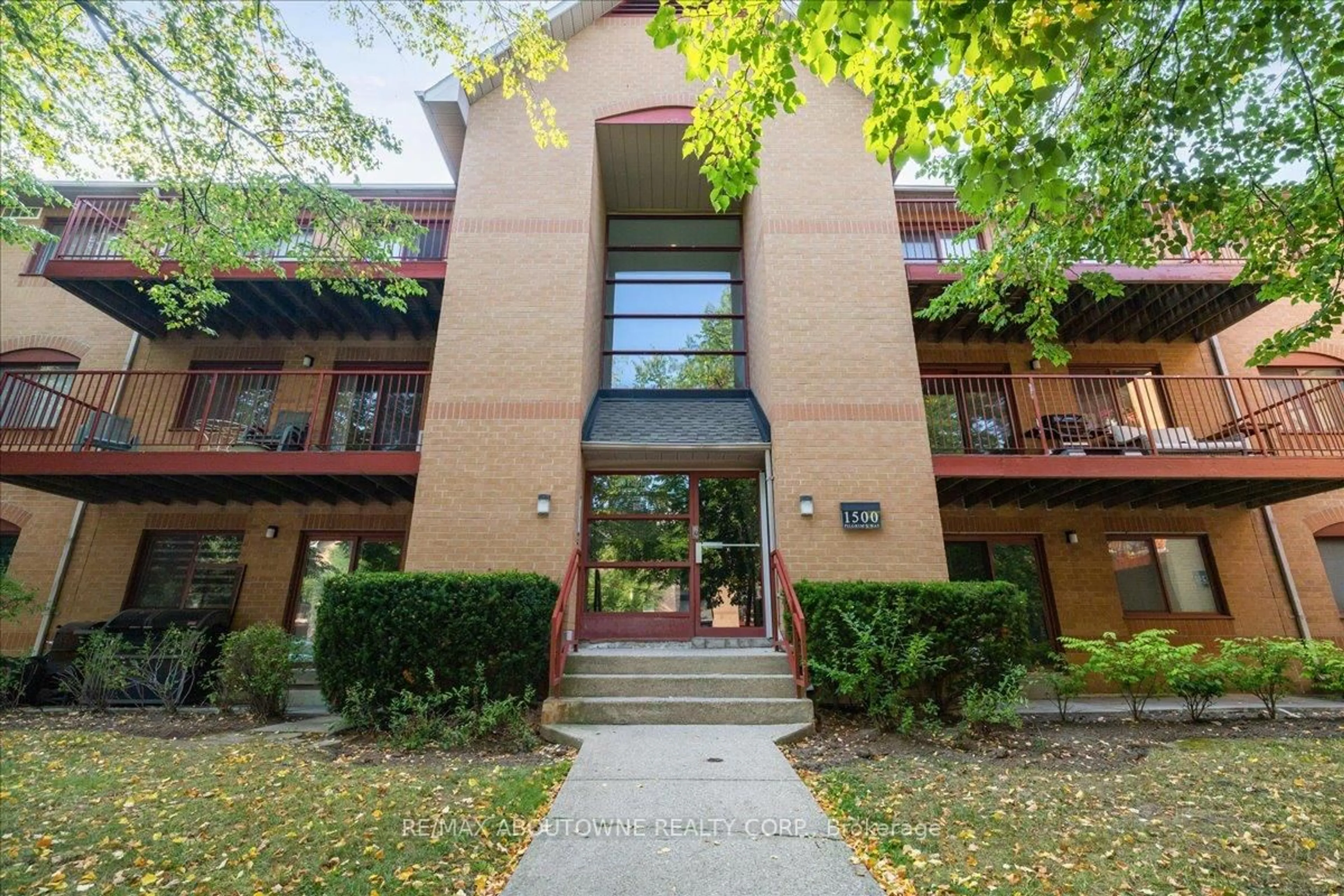 Indoor foyer for 1500 Pilgrims Way #313, Oakville Ontario L6M 3G9