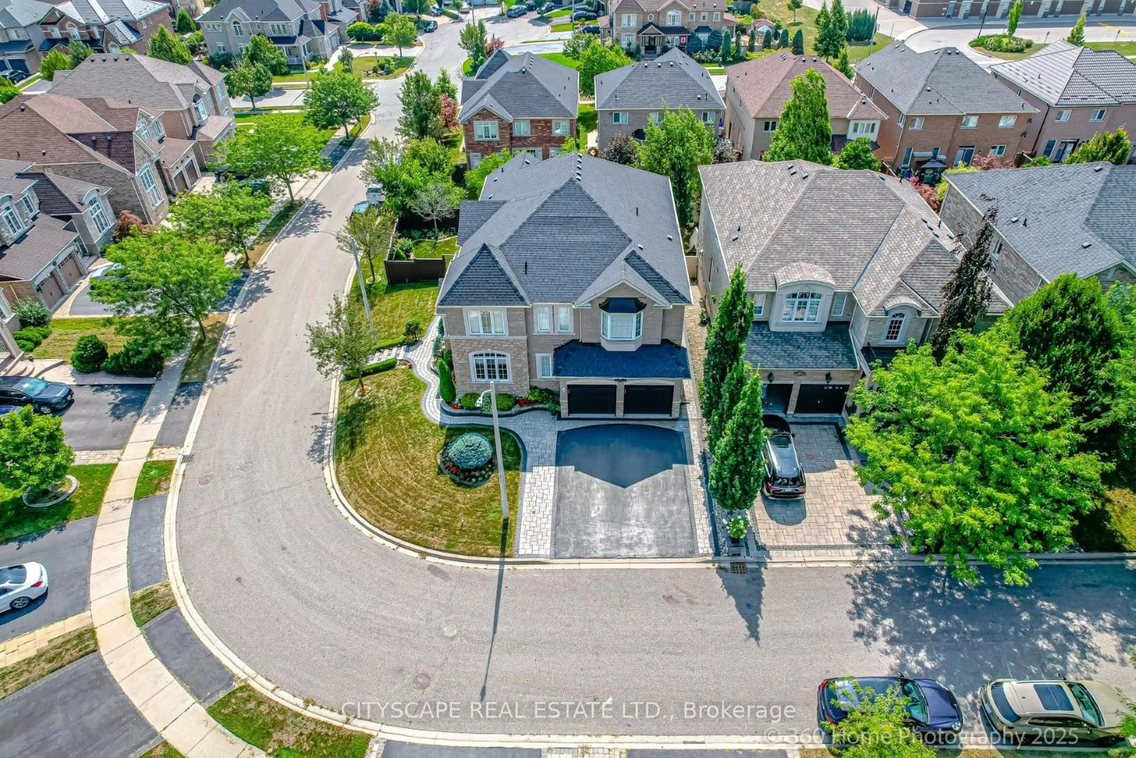 A pic from outside/outdoor area/front of a property/back of a property/a pic from drone, street for 4 Hellyer Ave, Brampton Ontario L6Y 0M3