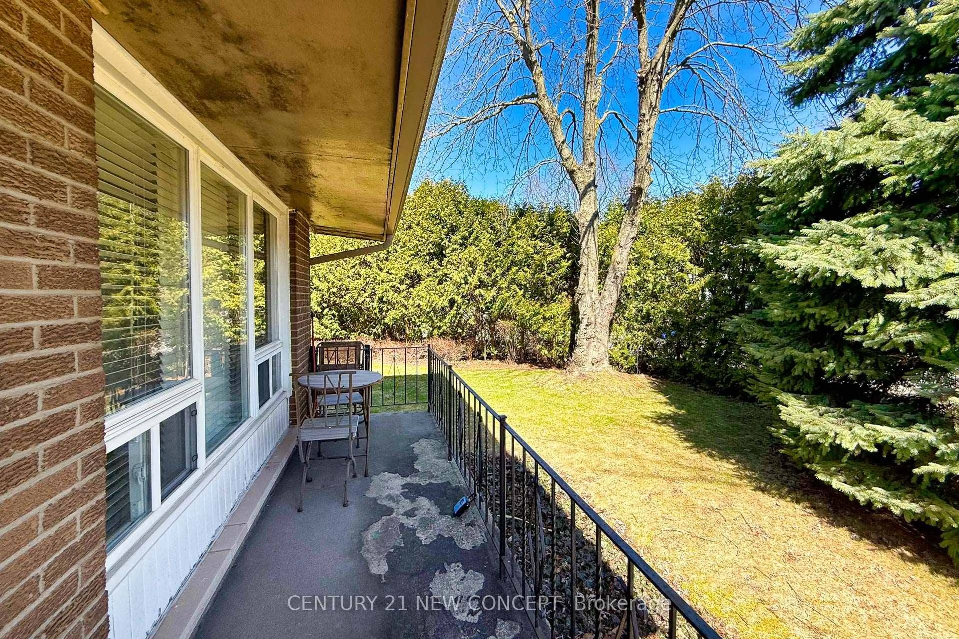 A pic from outside/outdoor area/front of a property/back of a property/a pic from drone, water/lake/river/ocean view for 214 Vance Dr, Oakville Ontario L6L 3K9