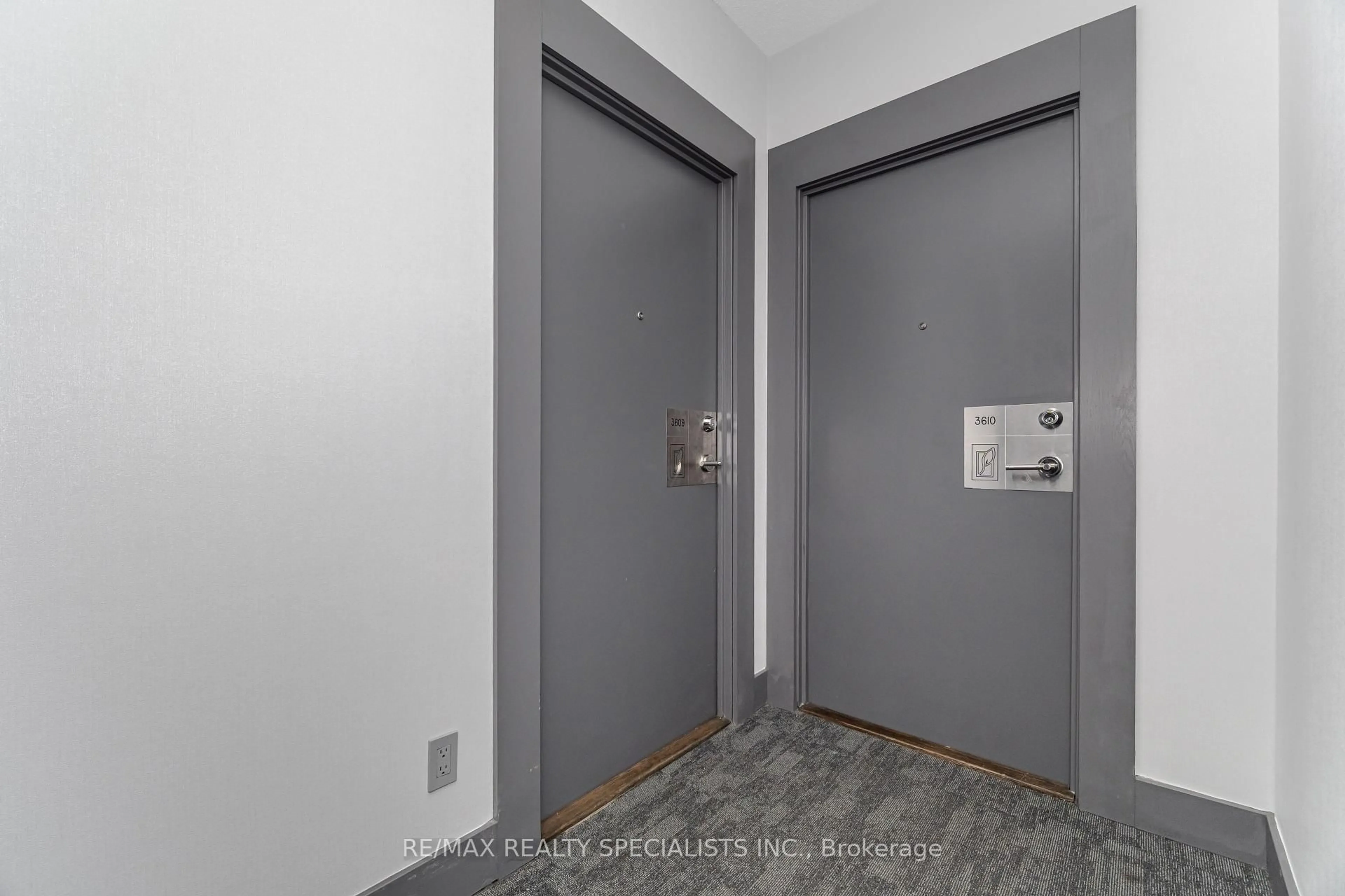 Indoor foyer for 4070 Confederation Pkwy #3609, Mississauga Ontario L5B 0E9