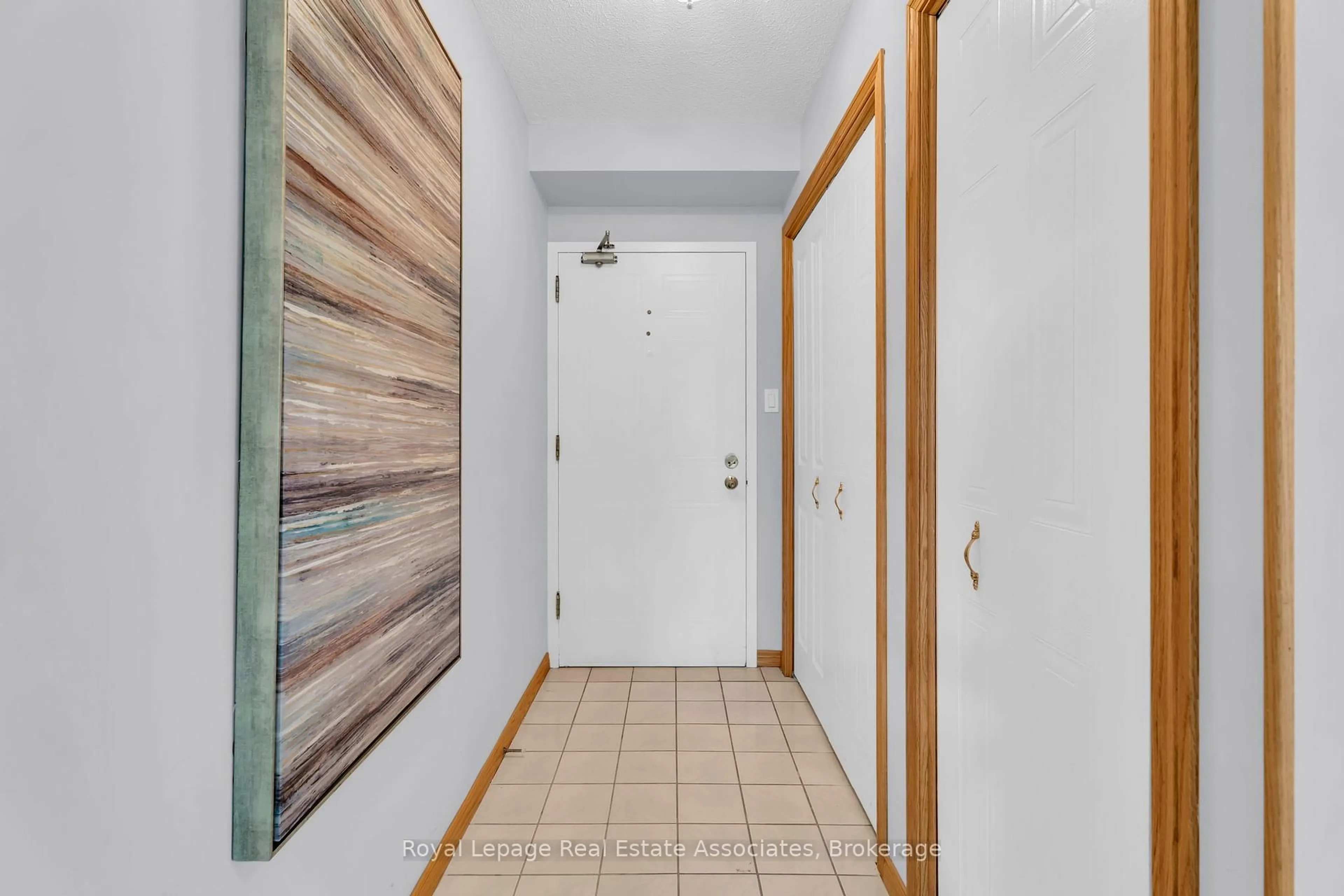 Indoor entryway for 26 Hall Rd #110, Halton Hills Ontario L7G 5G5
