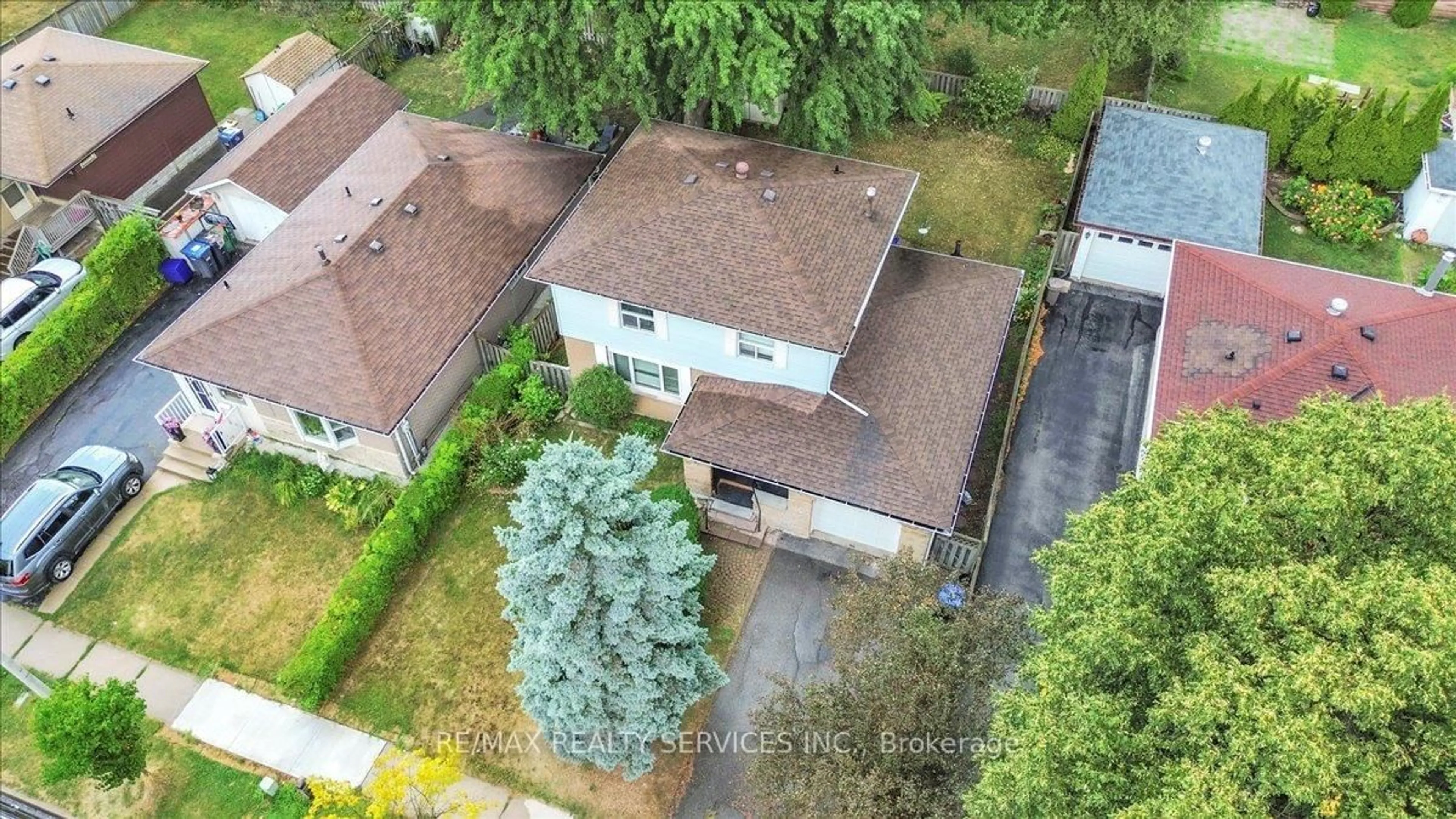 A pic from outside/outdoor area/front of a property/back of a property/a pic from drone, street for 88 Sutherland Ave, Brampton Ontario L6V 2H7