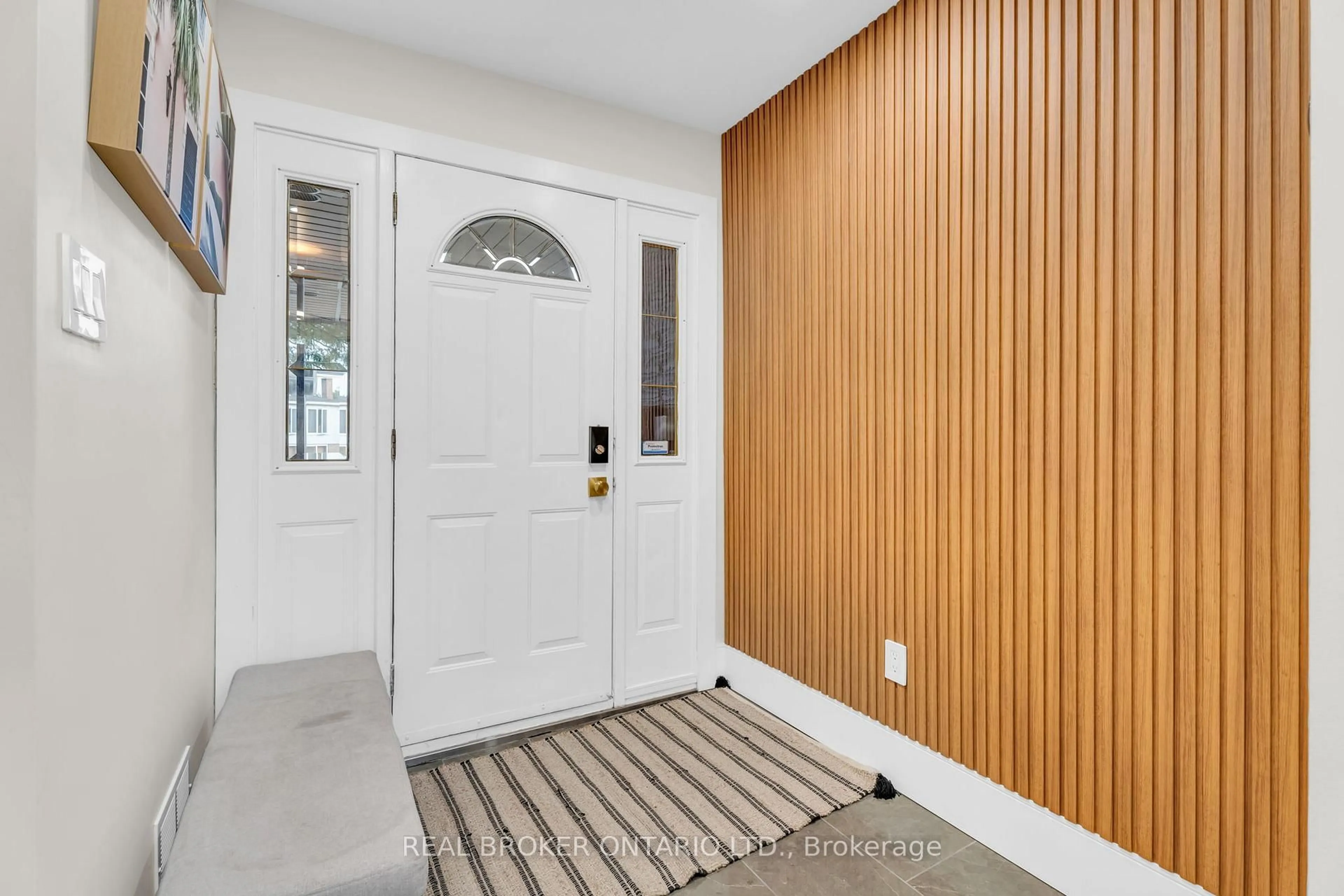 Indoor entryway for 156 Edelwild Dr, Orangeville Ontario L9W 3C1