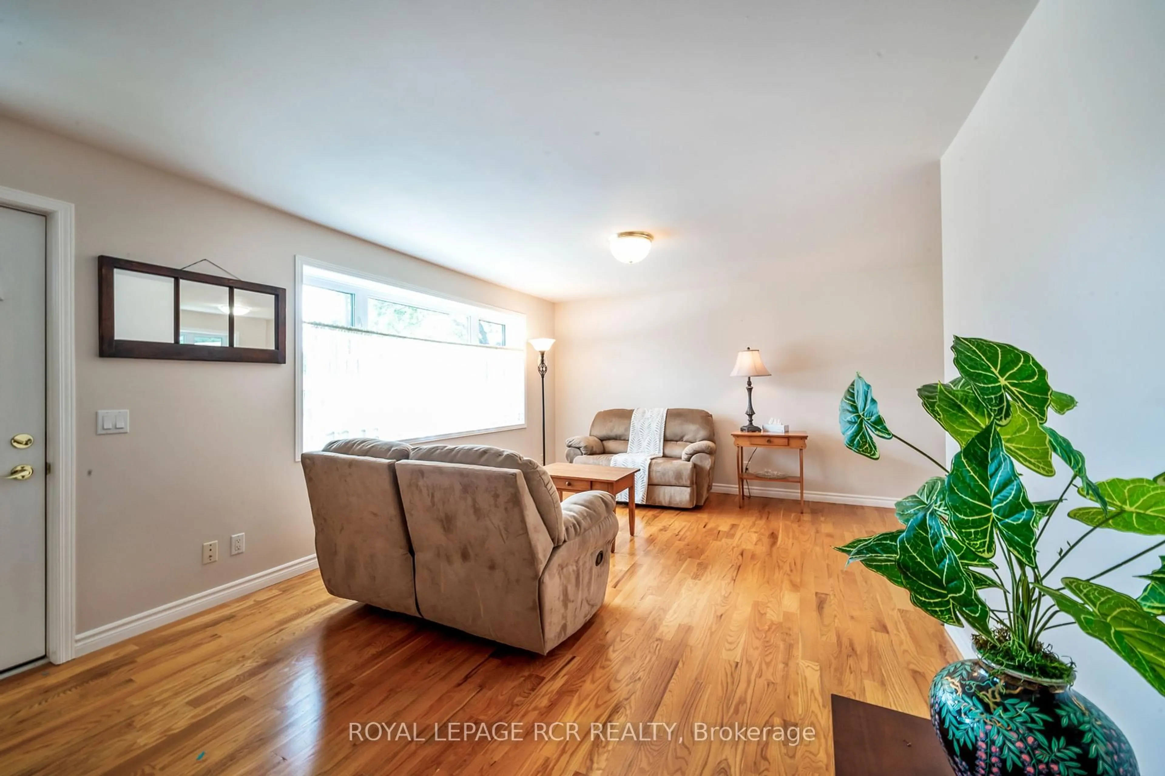 Living room with furniture, wood/laminate floor for 25 Banting Dr, Orangeville Ontario L9W 2J5