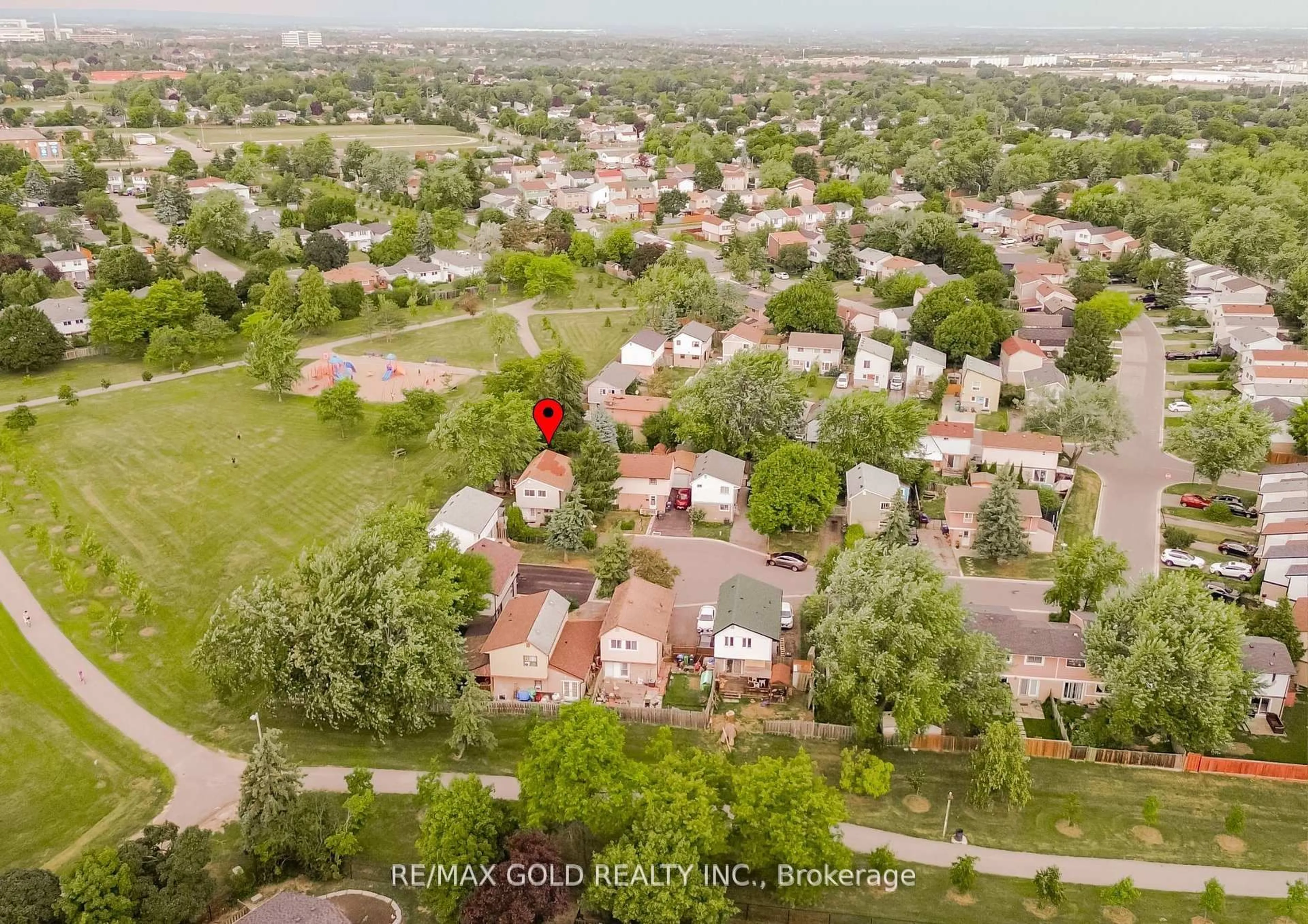 A pic from outside/outdoor area/front of a property/back of a property/a pic from drone, street for 17 Greenhills Sq, Brampton Ontario L6S 2J4