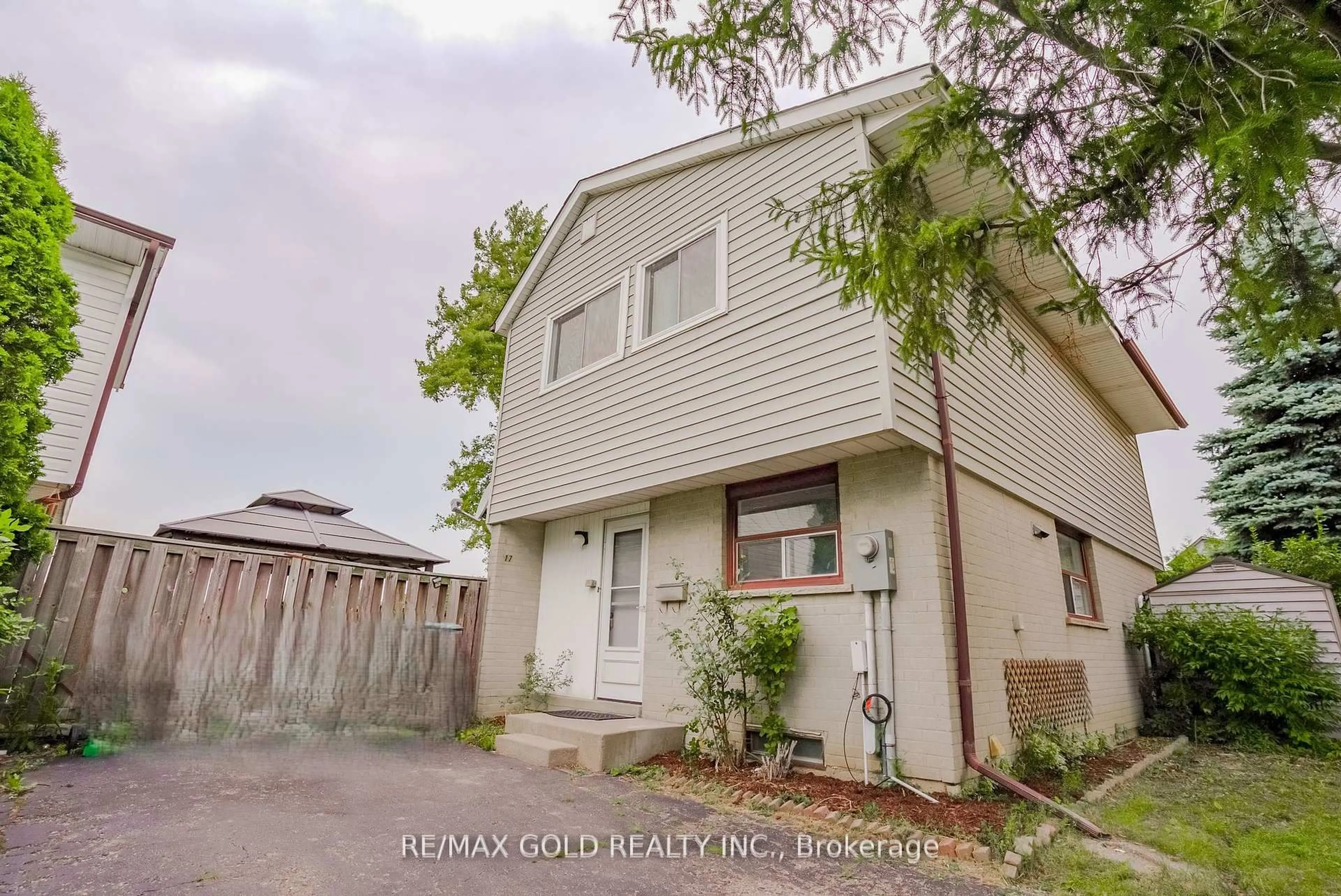 A pic from outside/outdoor area/front of a property/back of a property/a pic from drone, street for 17 Greenhills Sq, Brampton Ontario L6S 2J4