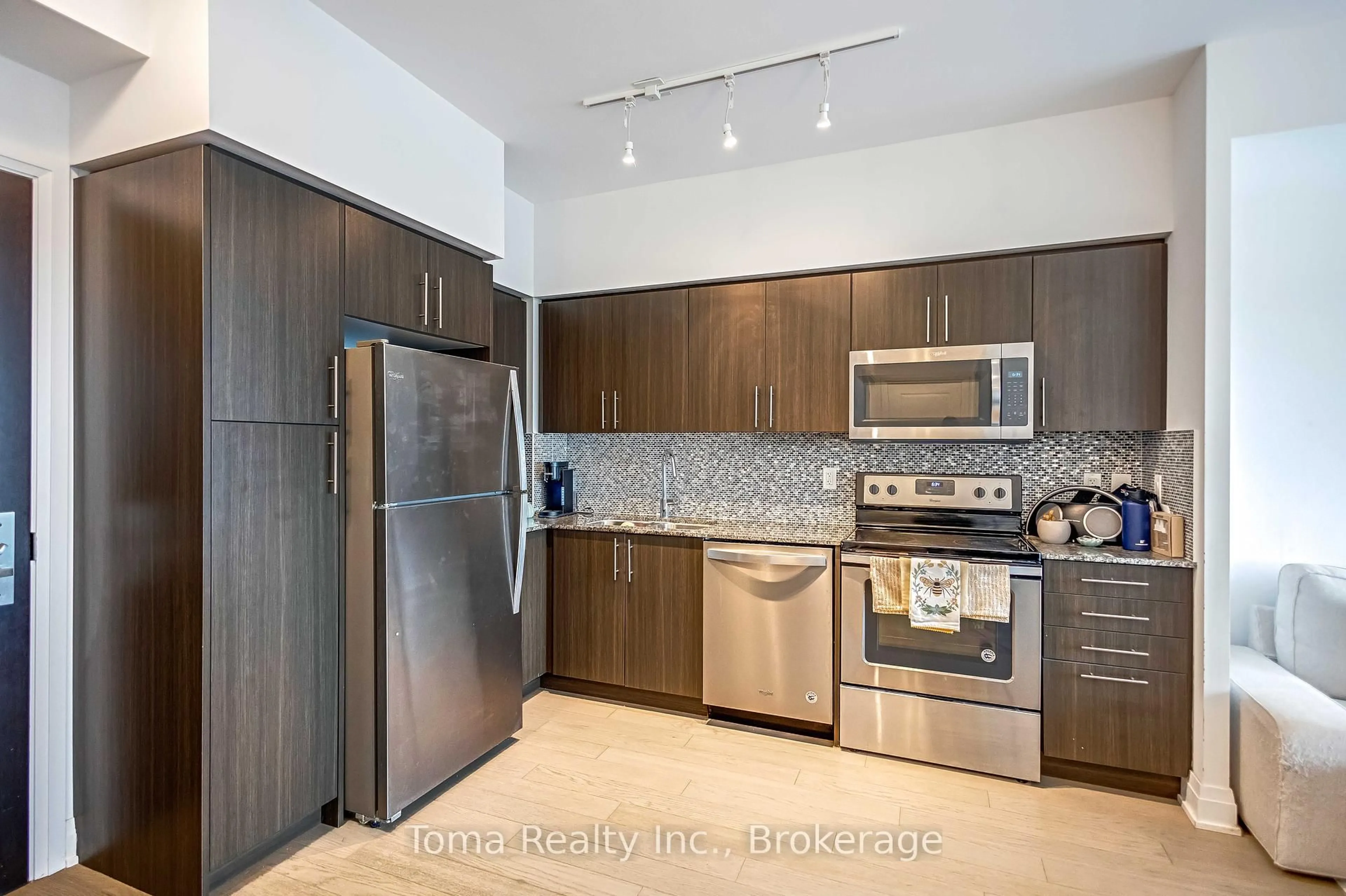 Standard kitchen, ceramic/tile floor for 55 Speers Rd #LPH02, Oakville Ontario L6K 3R6