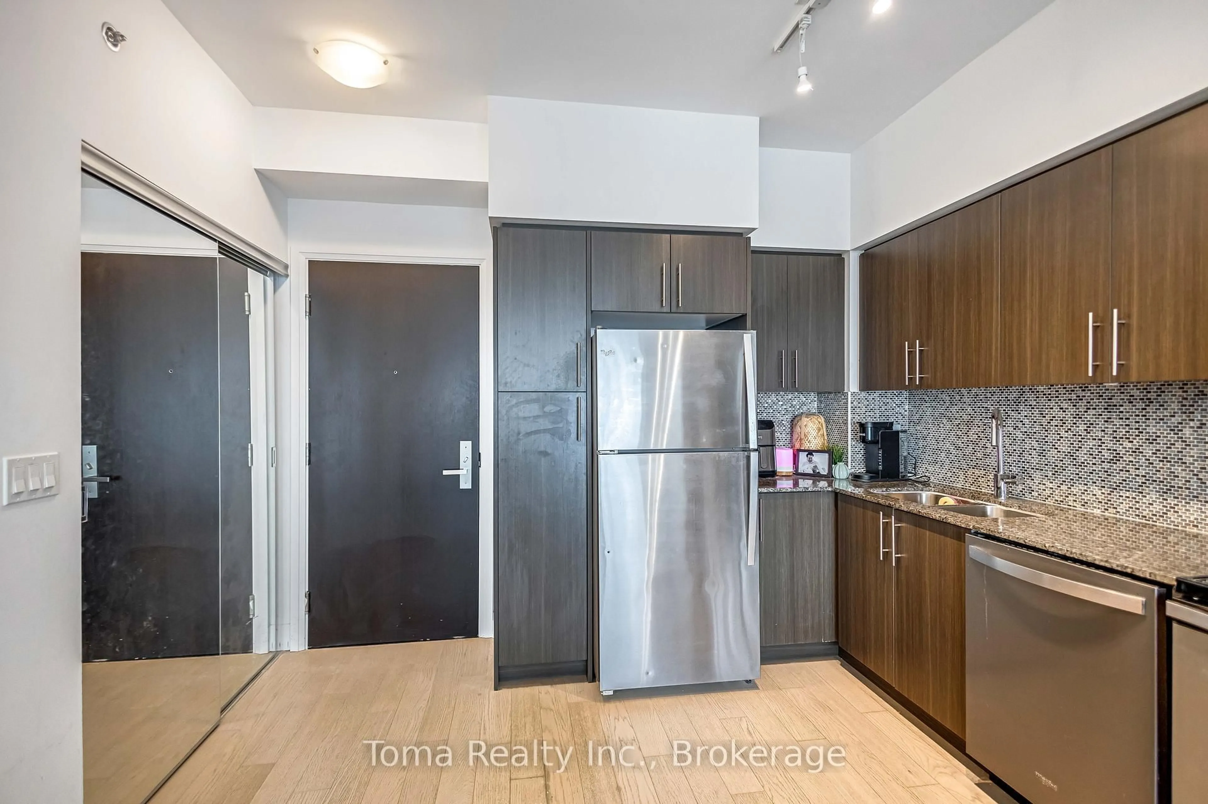 Standard kitchen, unknown for 55 Speers Rd #LPH02, Oakville Ontario L6K 3R6