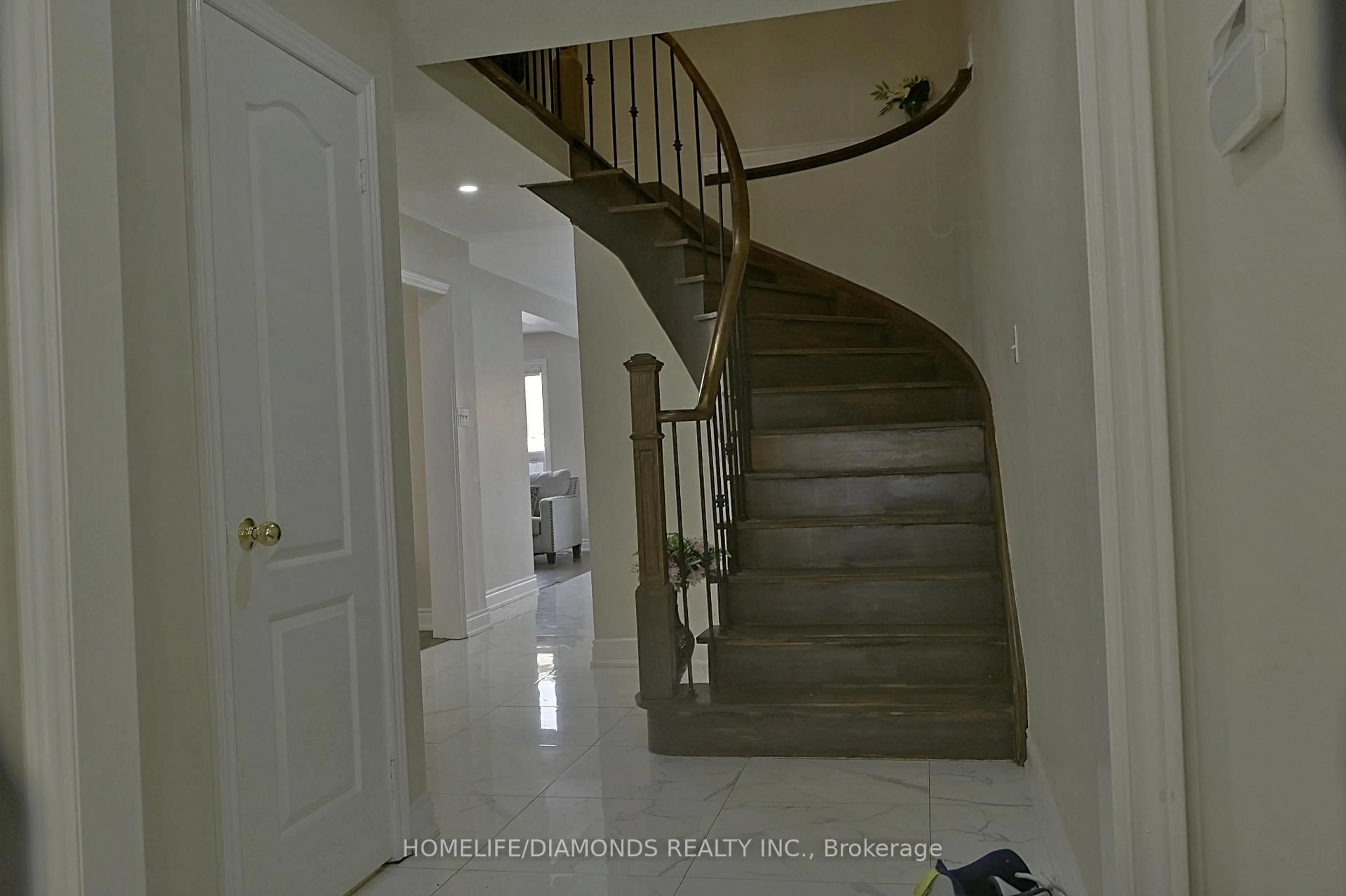 Indoor foyer for 25 GOLDEN EAGLE Rd, Brampton Ontario L6R 1Z4