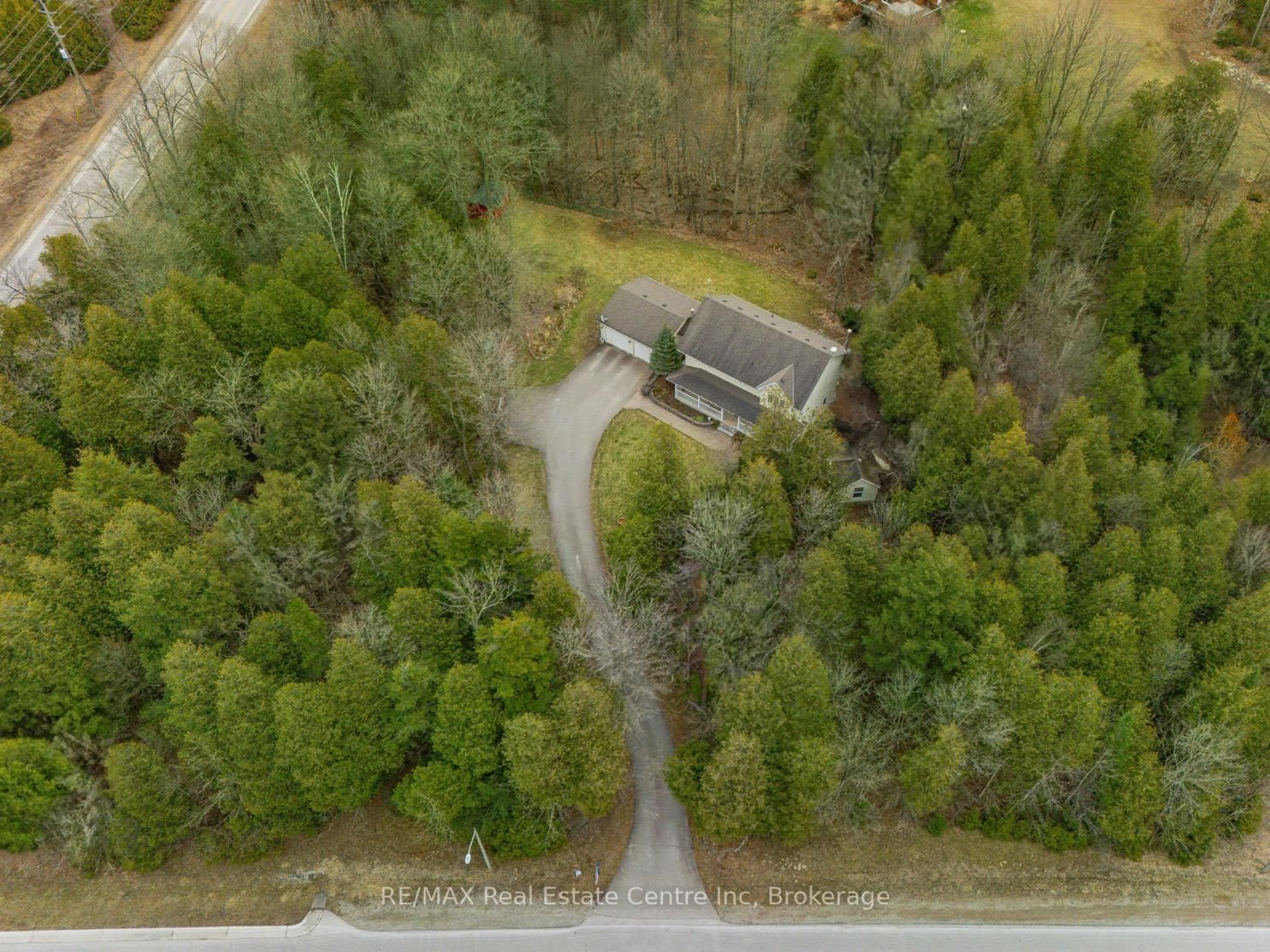 A pic from outside/outdoor area/front of a property/back of a property/a pic from drone, forest/trees view for 5120 Pineridge Dr, Milton Ontario L7J 2L7