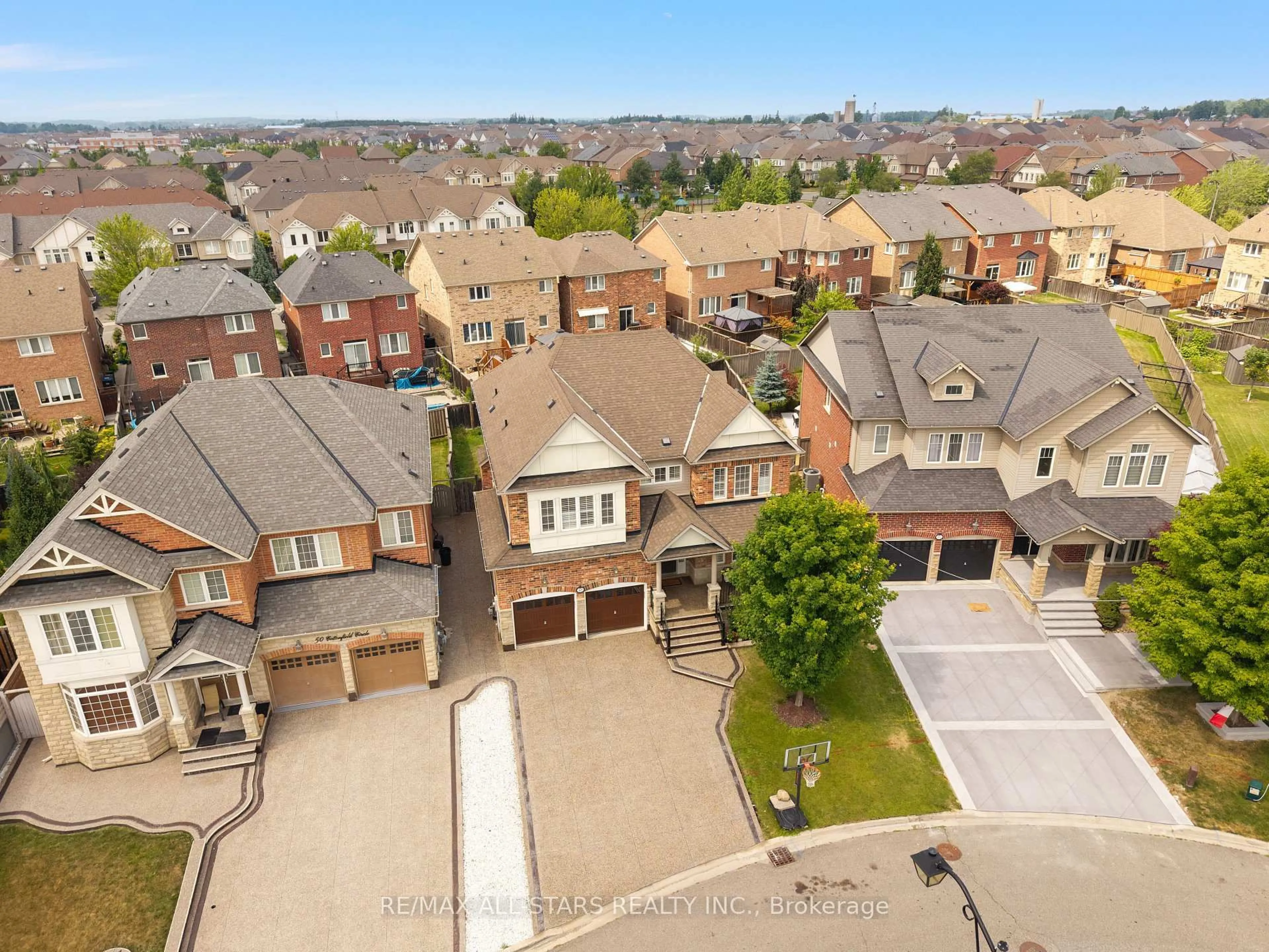 A pic from outside/outdoor area/front of a property/back of a property/a pic from drone, street for 48 Cottonfield Circ, Caledon Ontario L7C 3N1