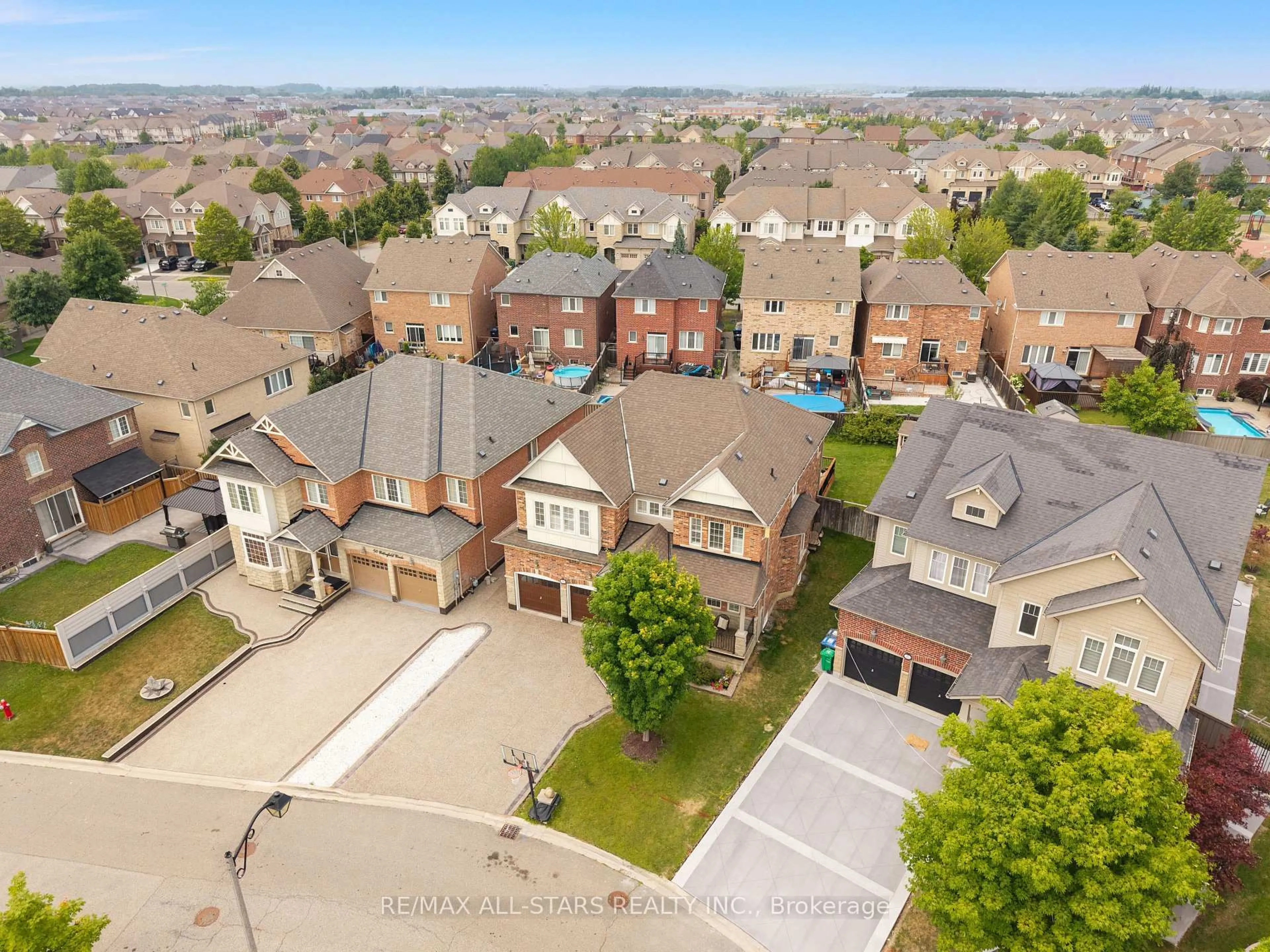 A pic from outside/outdoor area/front of a property/back of a property/a pic from drone, street for 48 Cottonfield Circ, Caledon Ontario L7C 3N1