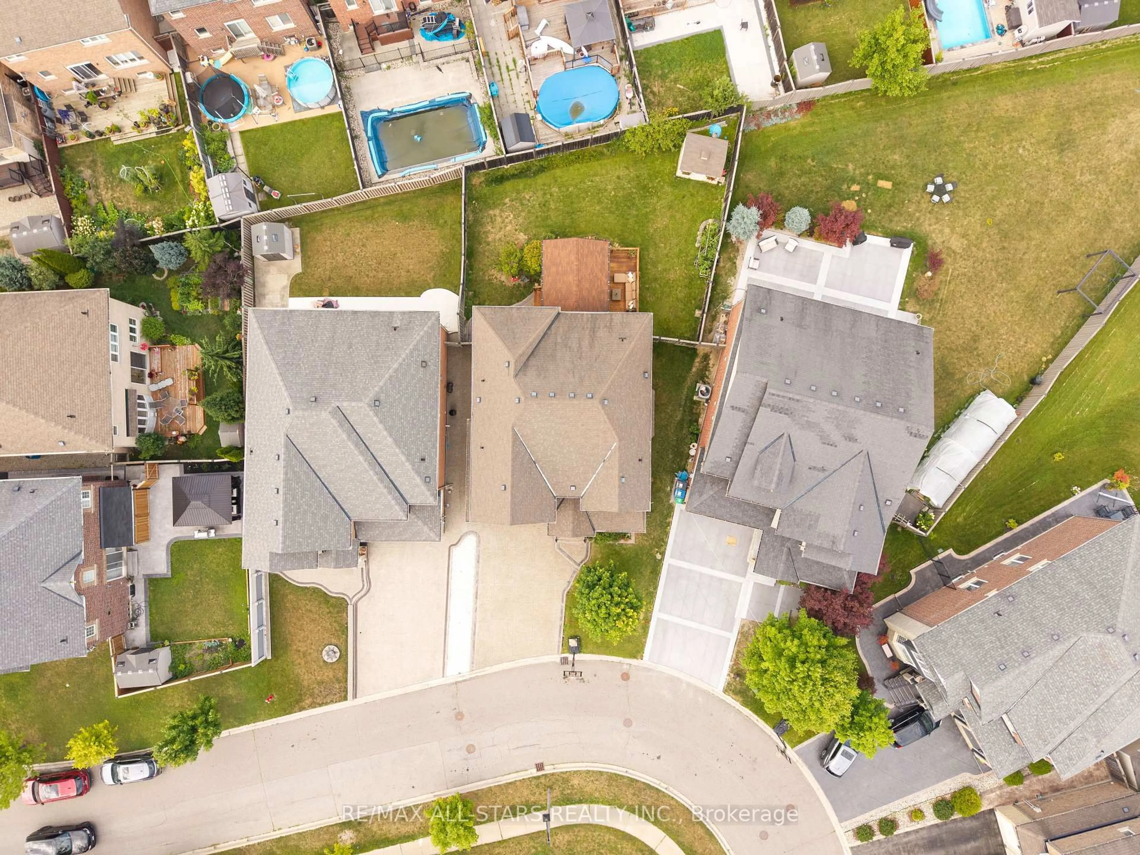 A pic from outside/outdoor area/front of a property/back of a property/a pic from drone, street for 48 Cottonfield Circ, Caledon Ontario L7C 3N1