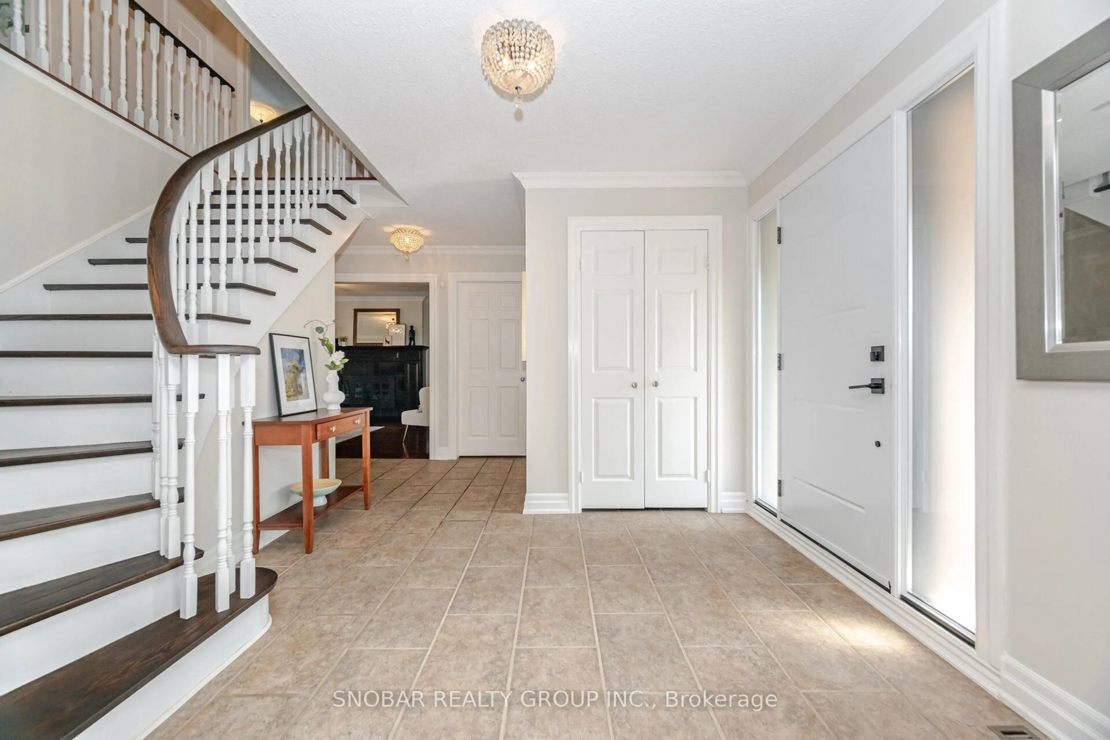 Indoor entryway for 2357 Morrison Ave, Mississauga Ontario L5C 3C6