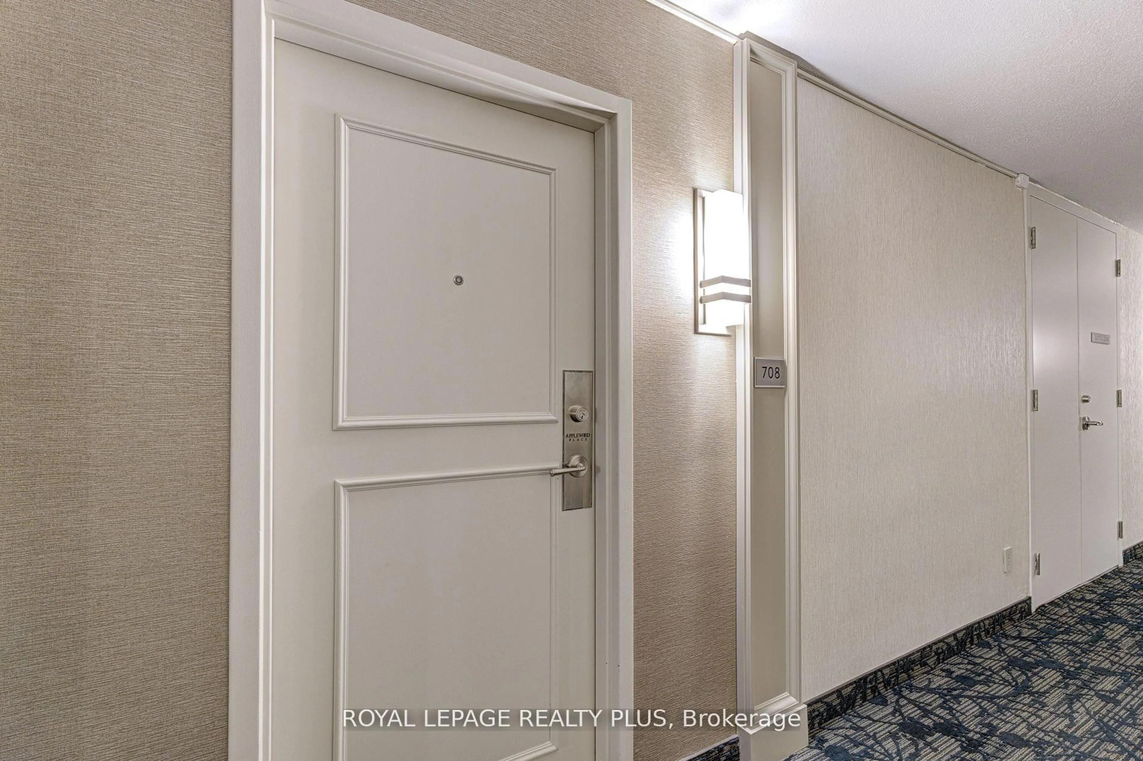 Indoor foyer for 1333 Bloor St #708, Mississauga Ontario L4Y 3T6