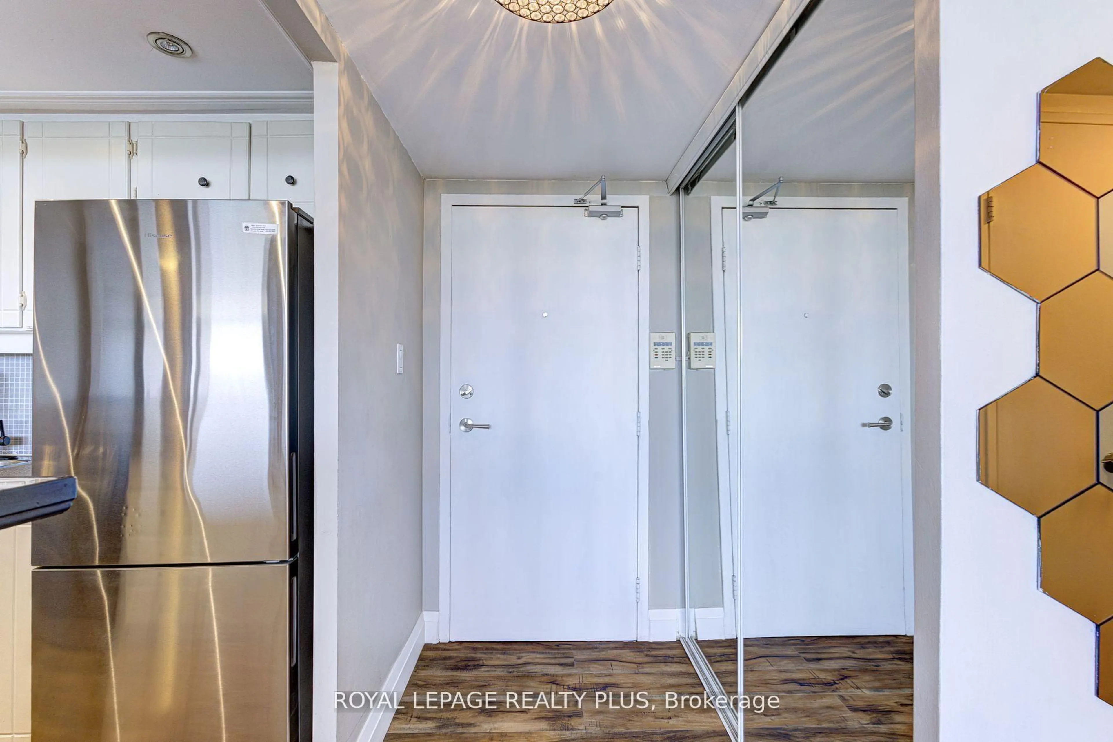 Indoor entryway for 1333 Bloor St #708, Mississauga Ontario L4Y 3T6
