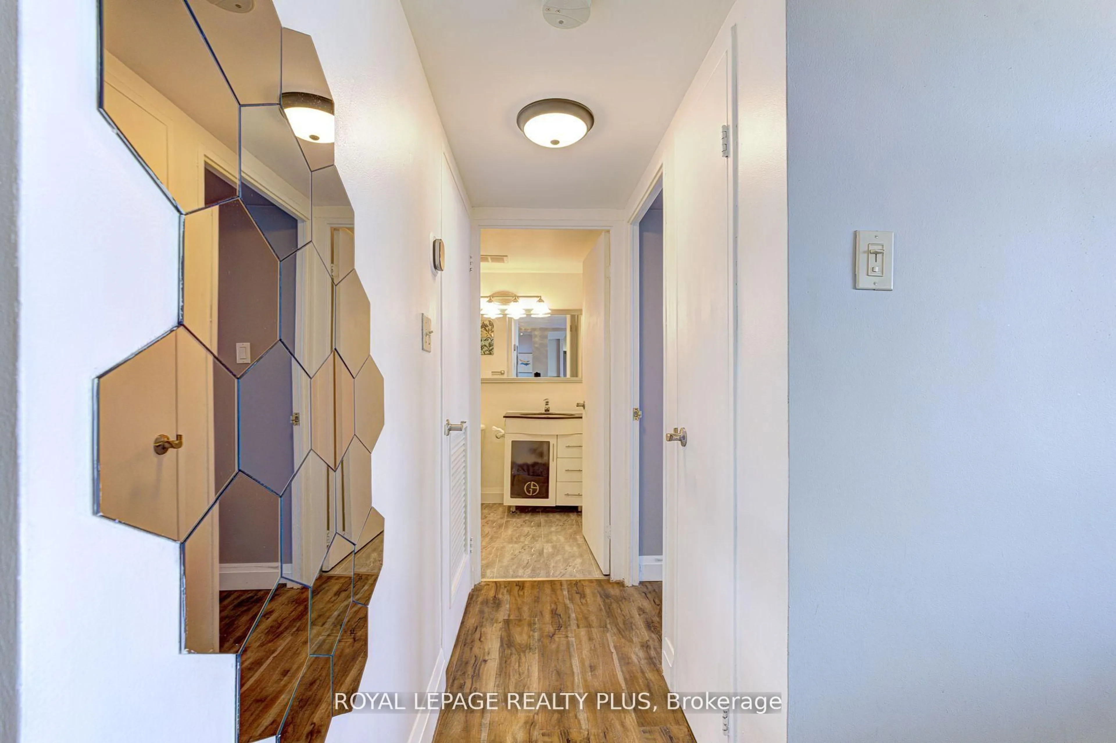 Indoor entryway for 1333 Bloor St #708, Mississauga Ontario L4Y 3T6