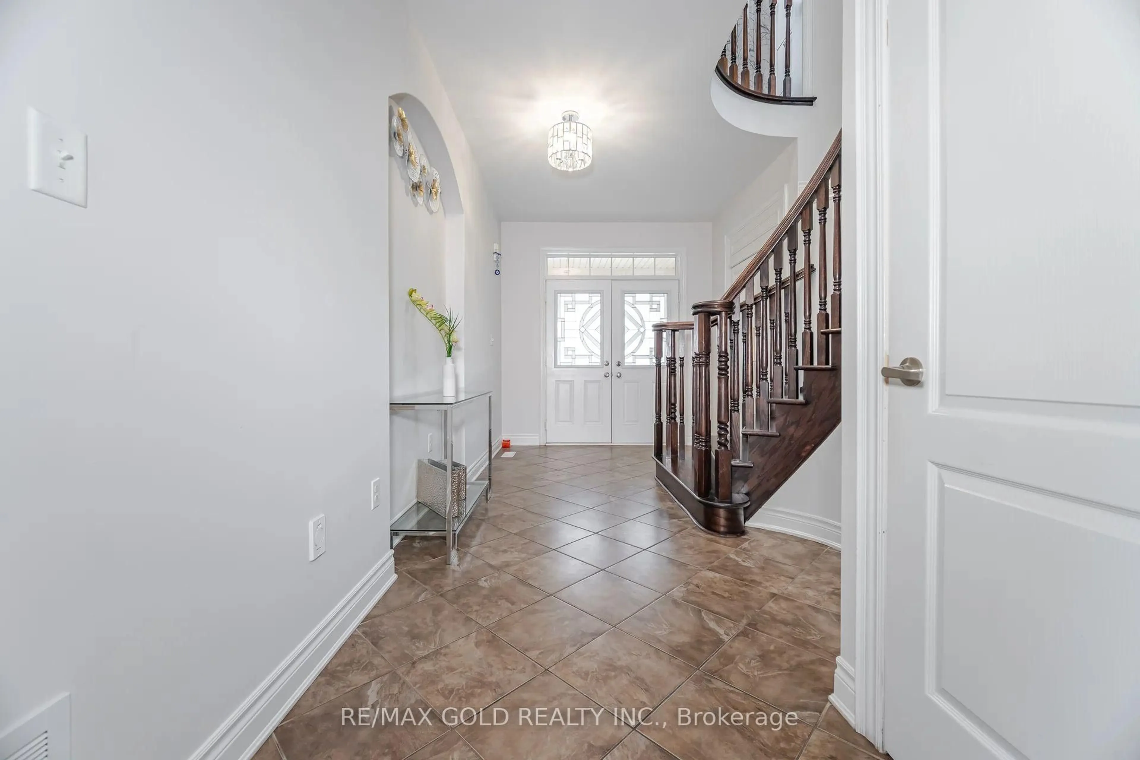 Indoor entryway for 18 Seascape Cres, Brampton Ontario L6P 3C4