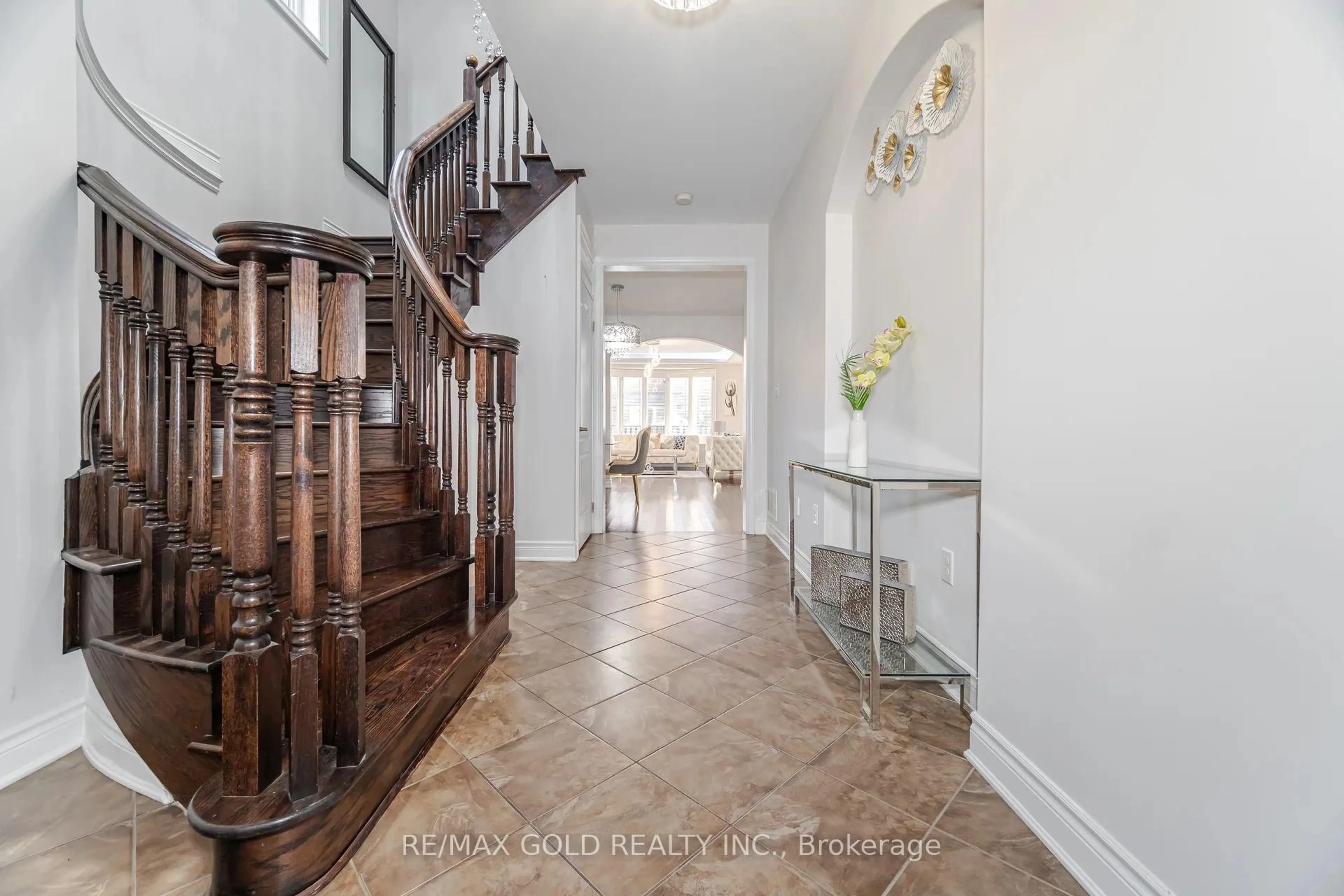 Indoor foyer for 18 Seascape Cres, Brampton Ontario L6P 3C4
