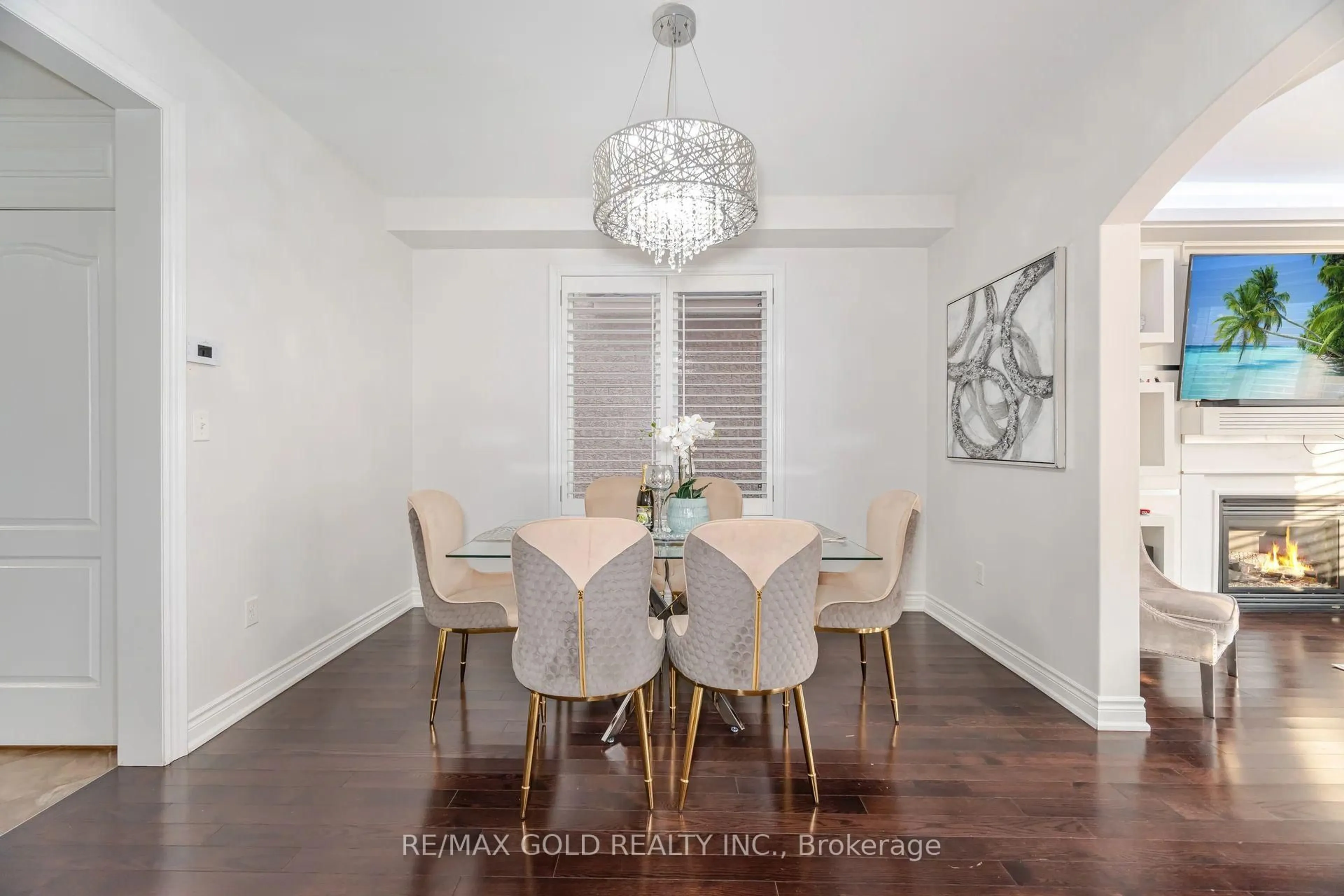 Dining room, wood/laminate floor for 18 Seascape Cres, Brampton Ontario L6P 3C4