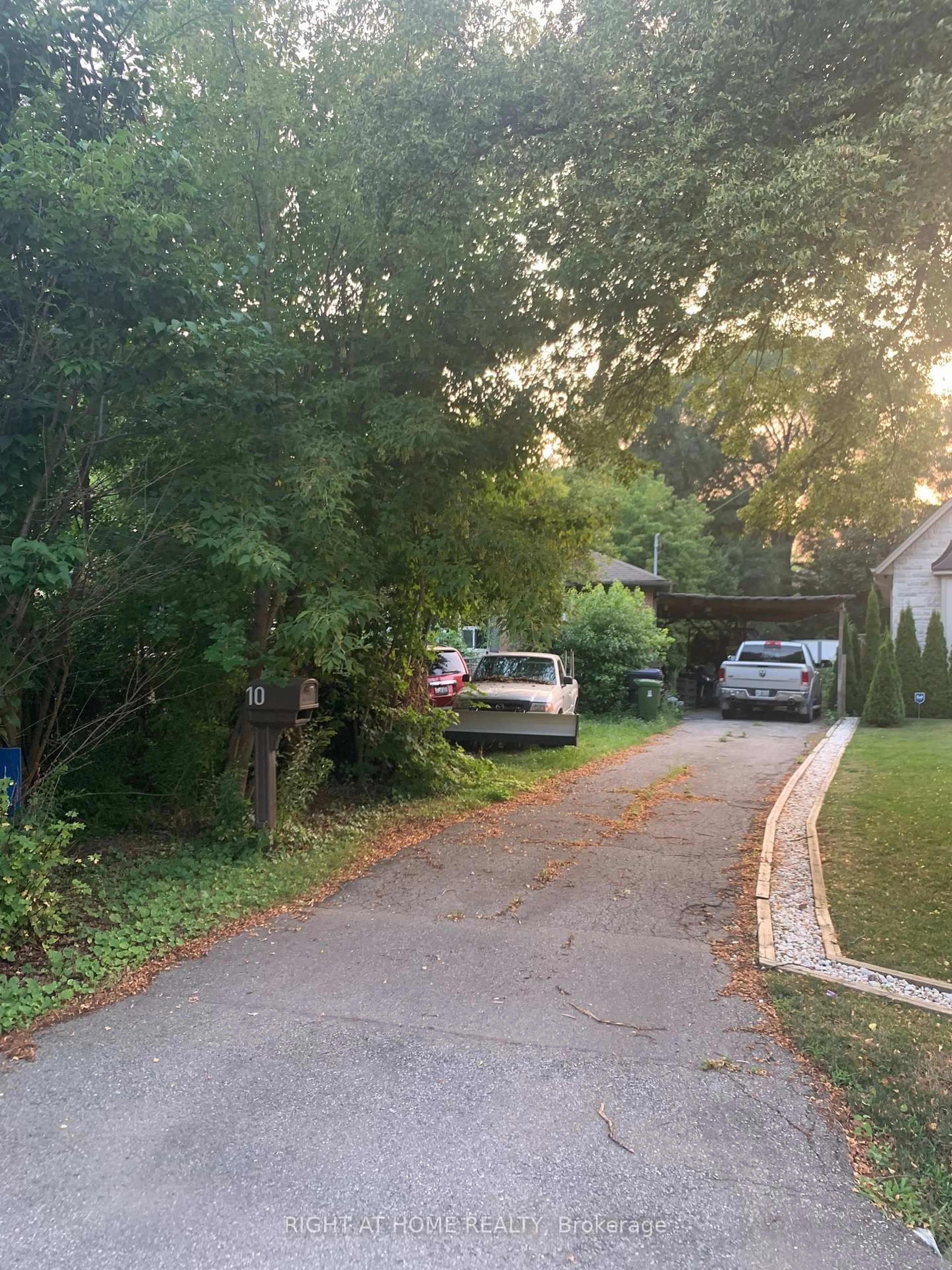 Unknown for 10 Shaver Crt, Toronto Ontario M9B 4P5