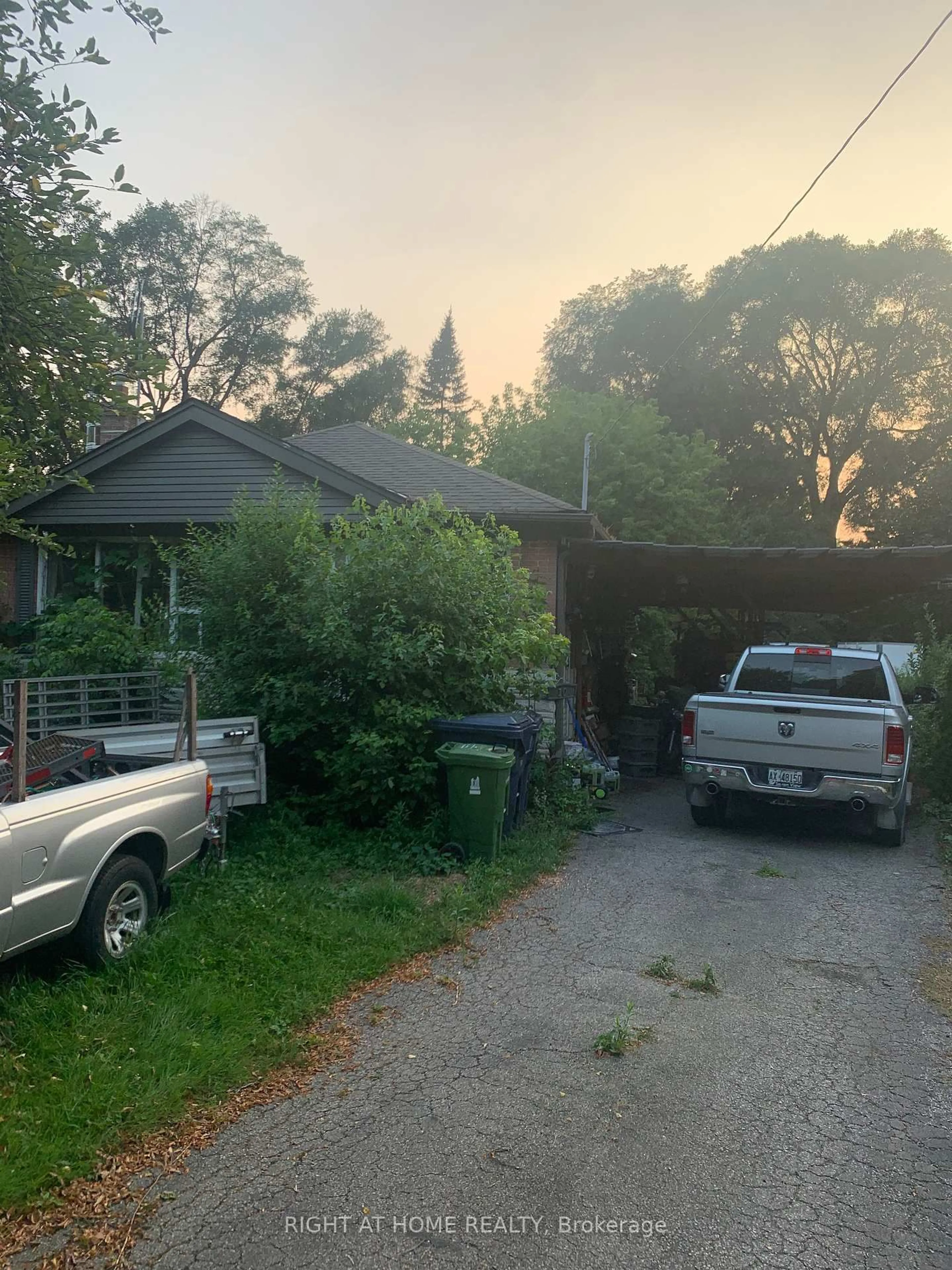 Unknown for 10 Shaver Crt, Toronto Ontario M9B 4P5