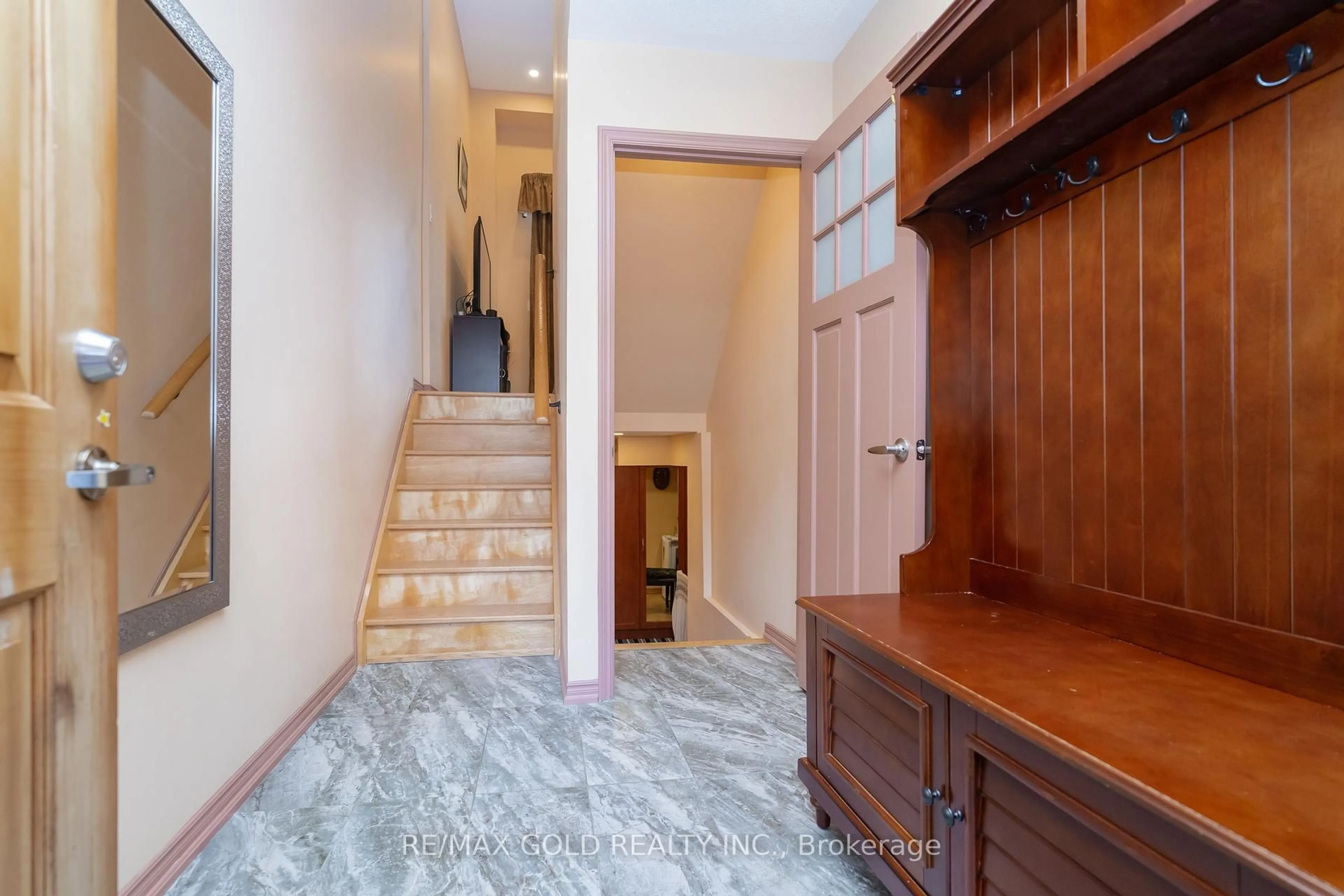 Indoor foyer for 17 Darras Crt #114, Brampton Ontario L6T 1W7